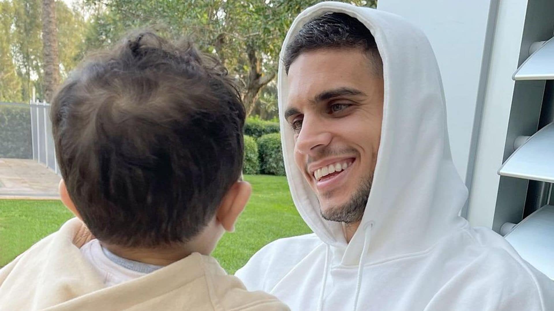 La foto que demuestra que el hijo de Marc Bartra... ¡solo tiene ojos para el fútbol!