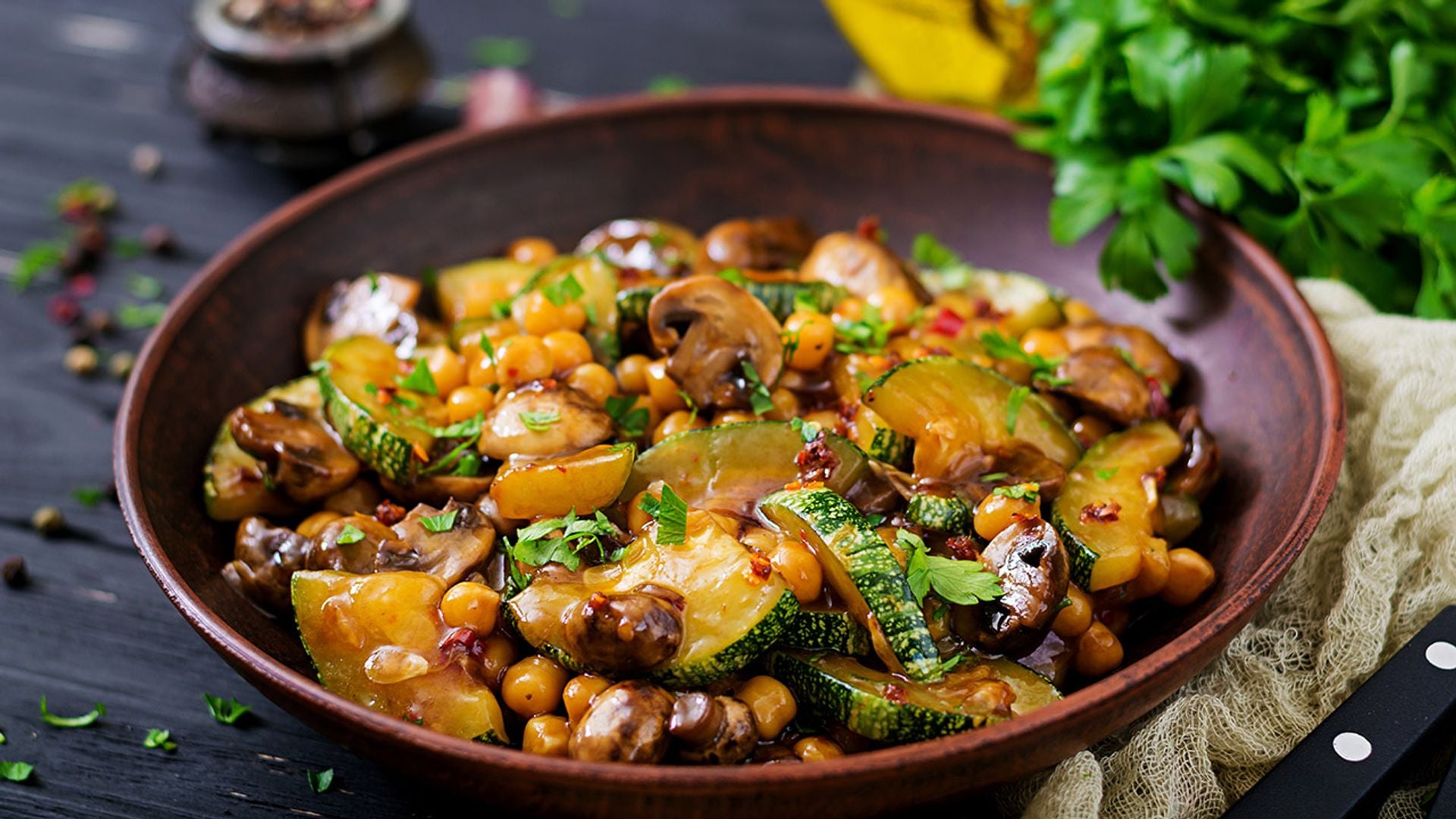 'Wok' de calabacín y garbanzos con salsa agridulce