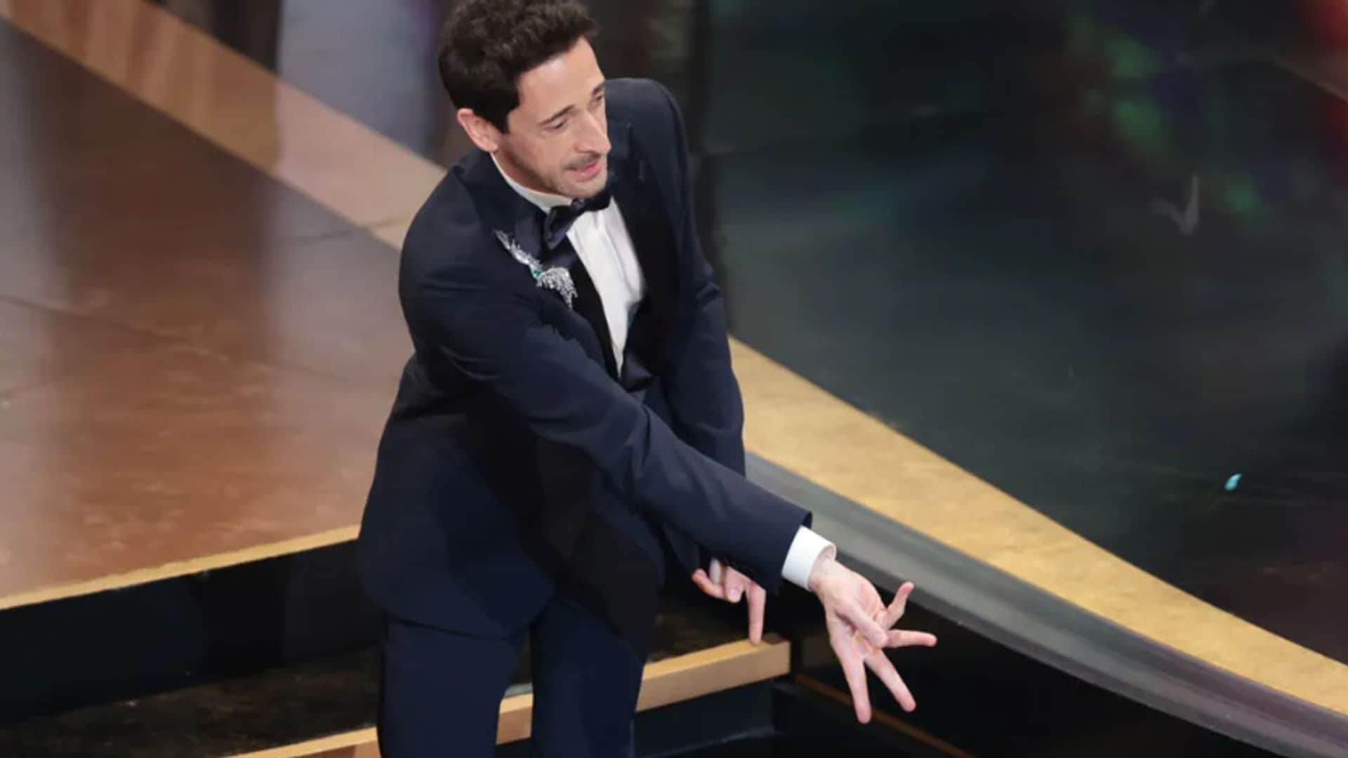 Adrien Brody se hace viral por lanzar el chicle a su novia antes de recoger el Oscar