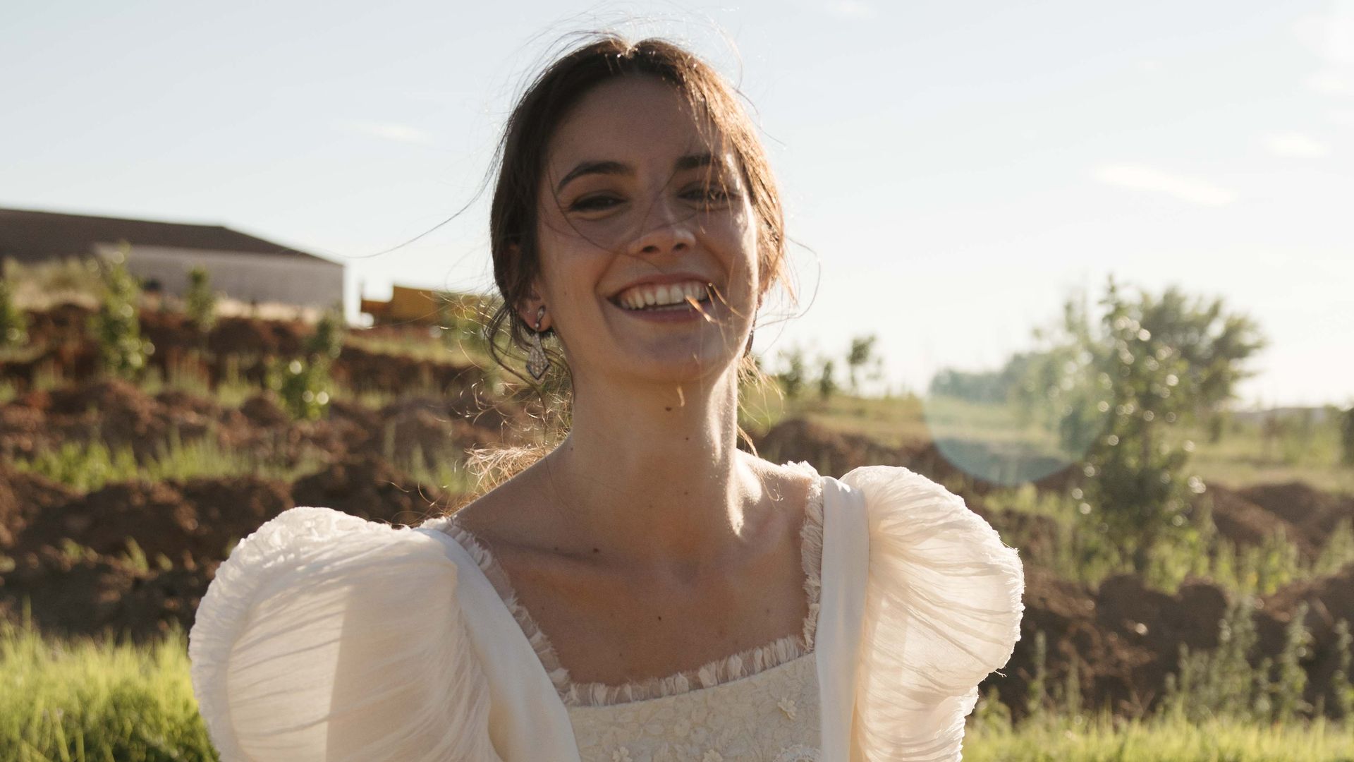 El vestido de novia de inspiración medieval y mangas con volumen para la boda de Bea en un pueblo de Zamora