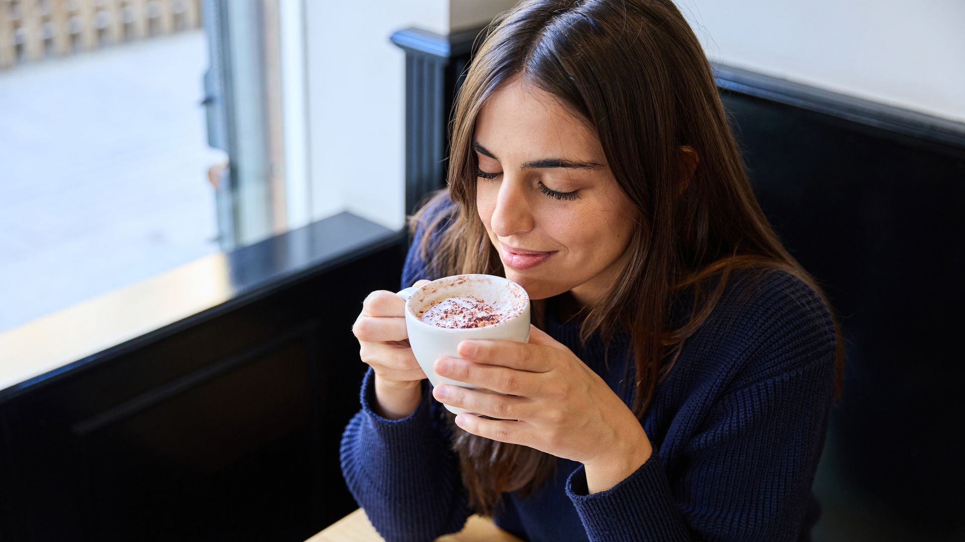 Esto es lo que tienes que añadir al café para dormir mejor, según el Dr. Álvaro Campillo