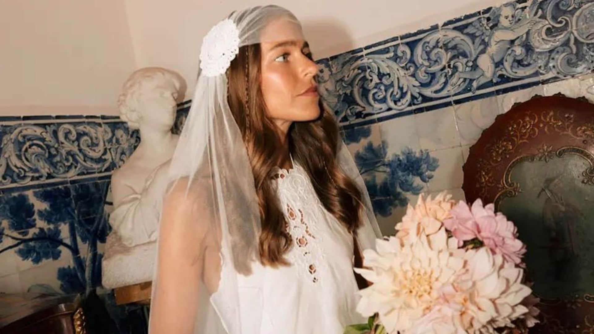 Algo pasa con los peinados de novia con flores XL, la tendencia 'retro' que regresa esta temporada