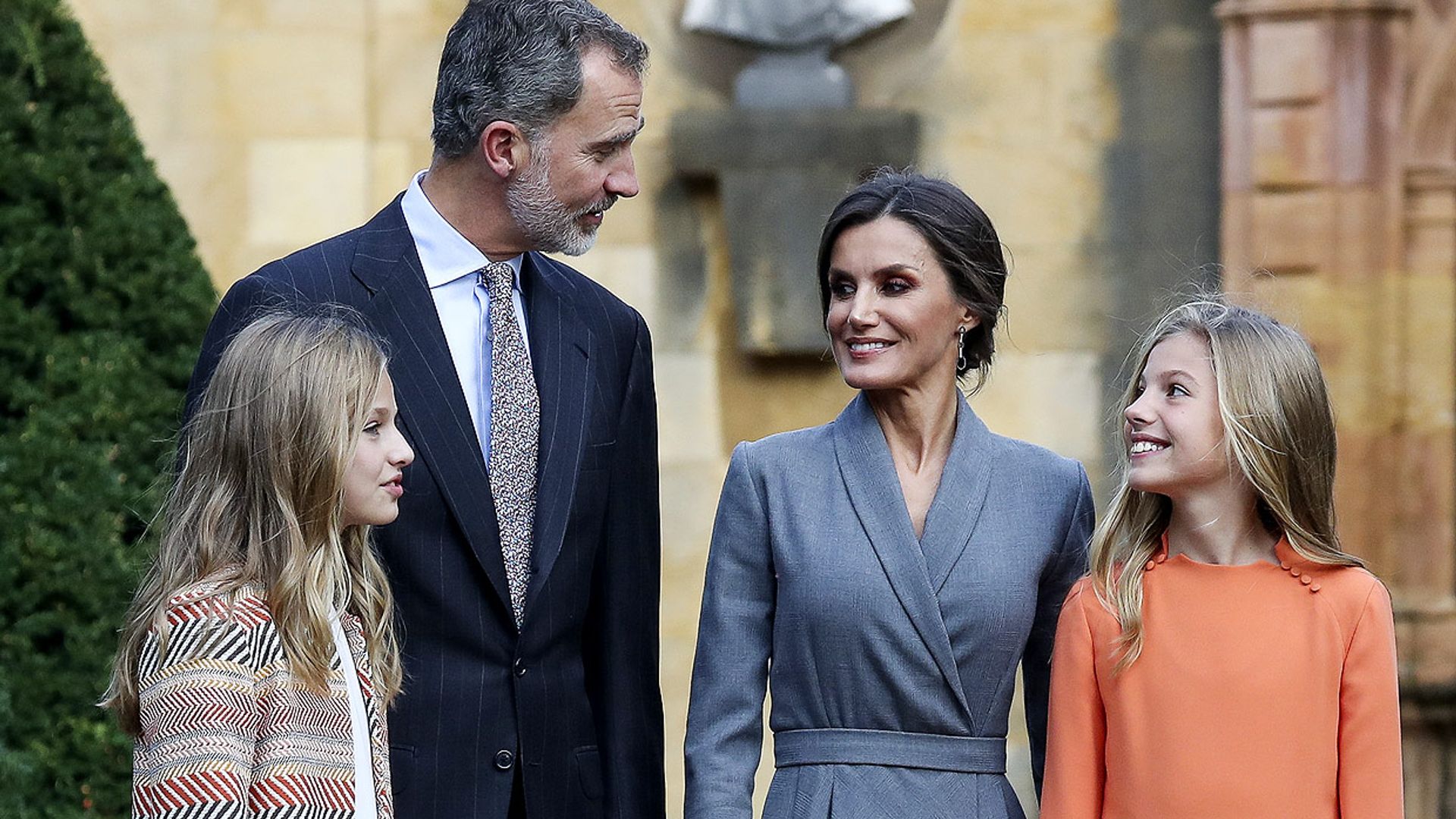 Los Reyes vuelven a oír quince años después la música de su boda en su visita a Asturias