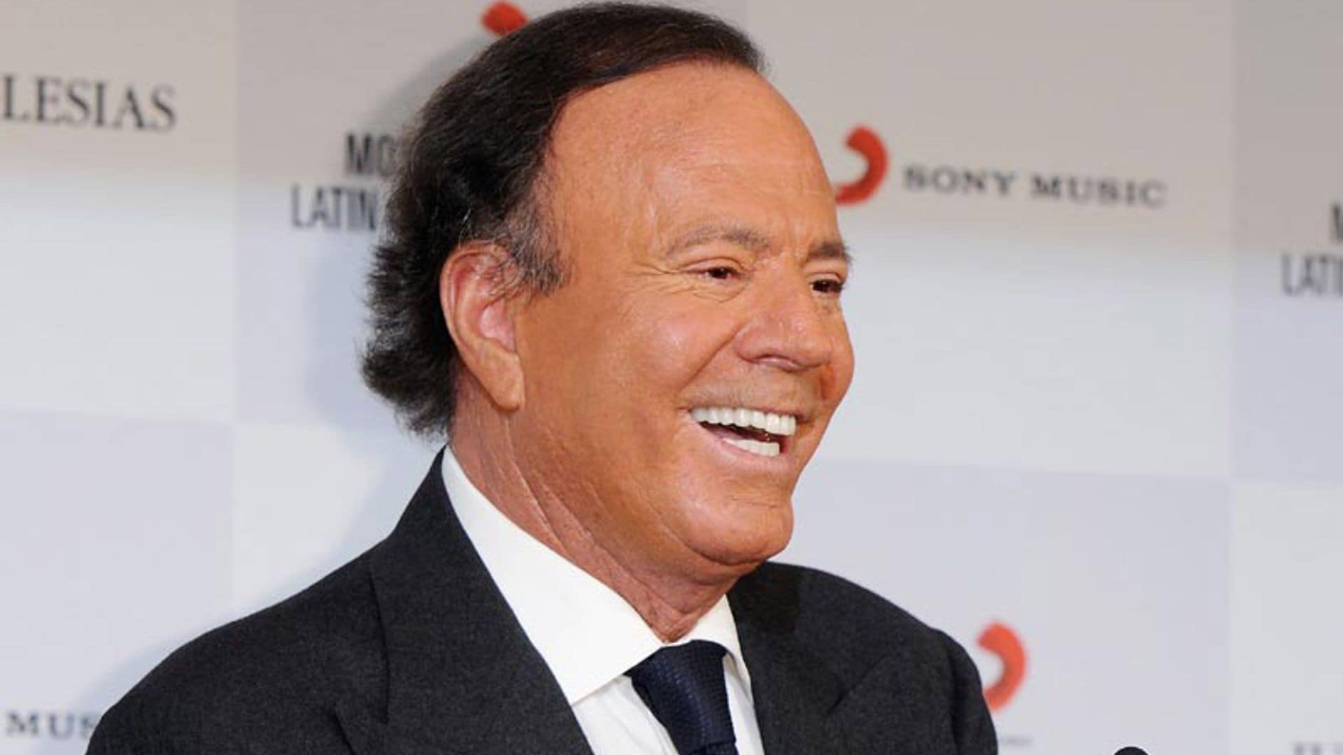 El abogado de Julio Iglesias confirma que el artista se someterá a la prueba de ADN si el juez sigue con el proceso