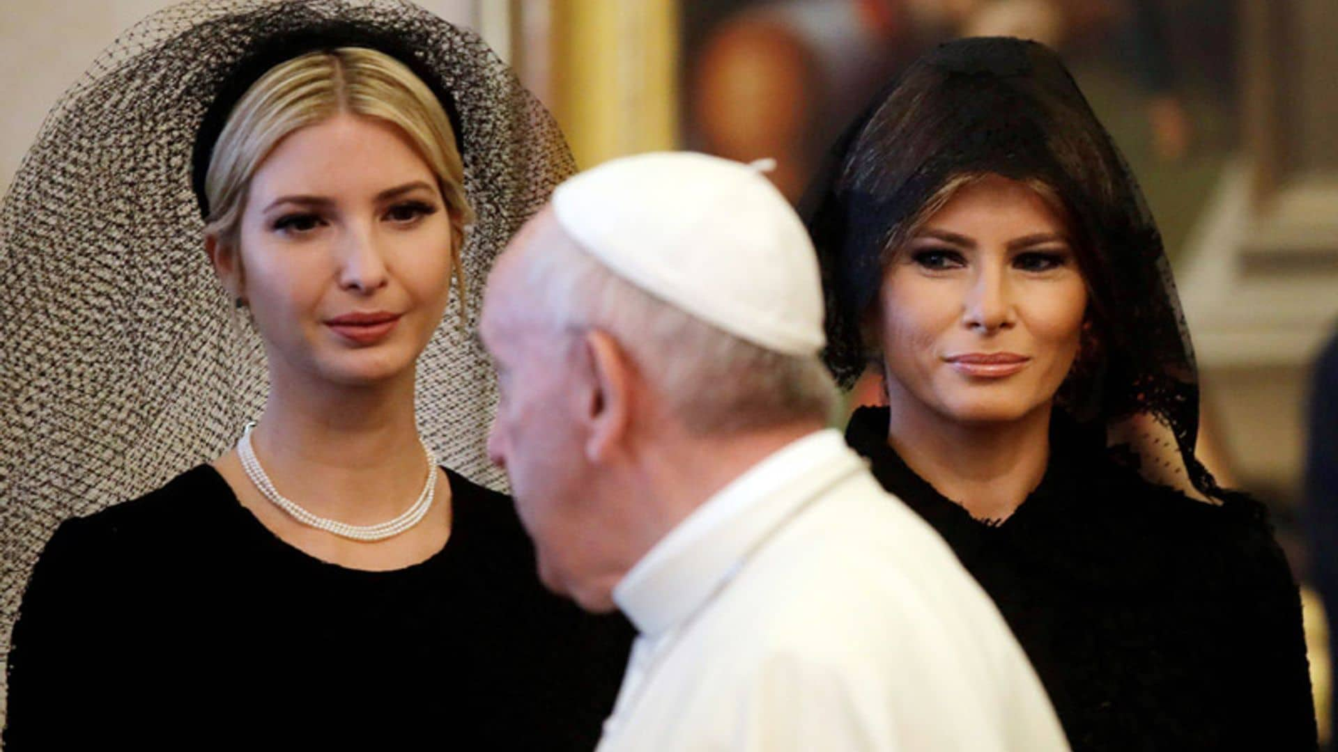 Fotogalería: Desde el original velo de Ivanka hasta el intercambio de regalos, los Trump frente al Papa