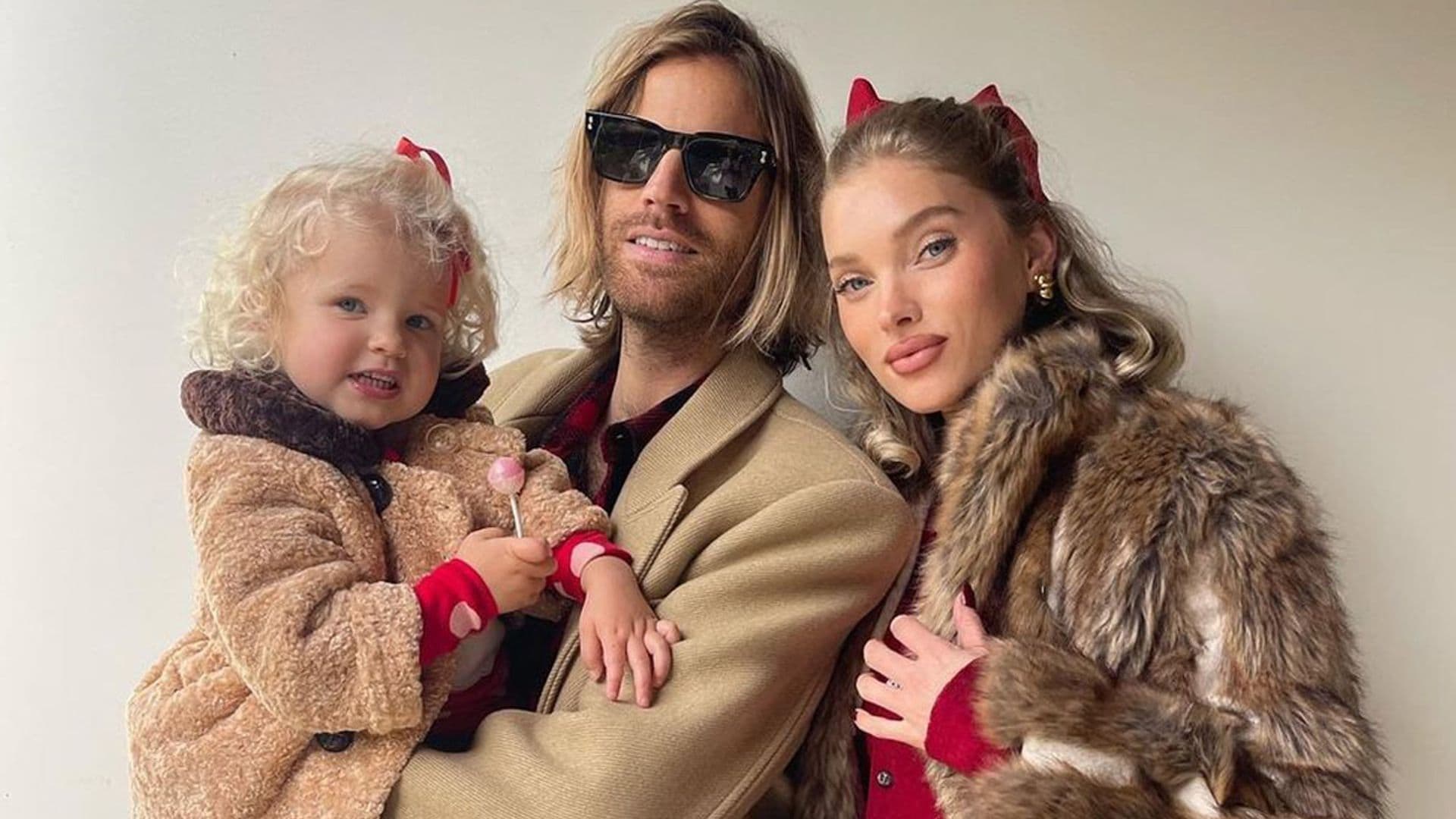 El look multitendencia que Elsa Hosk ha combinado con su familia esta Navidad