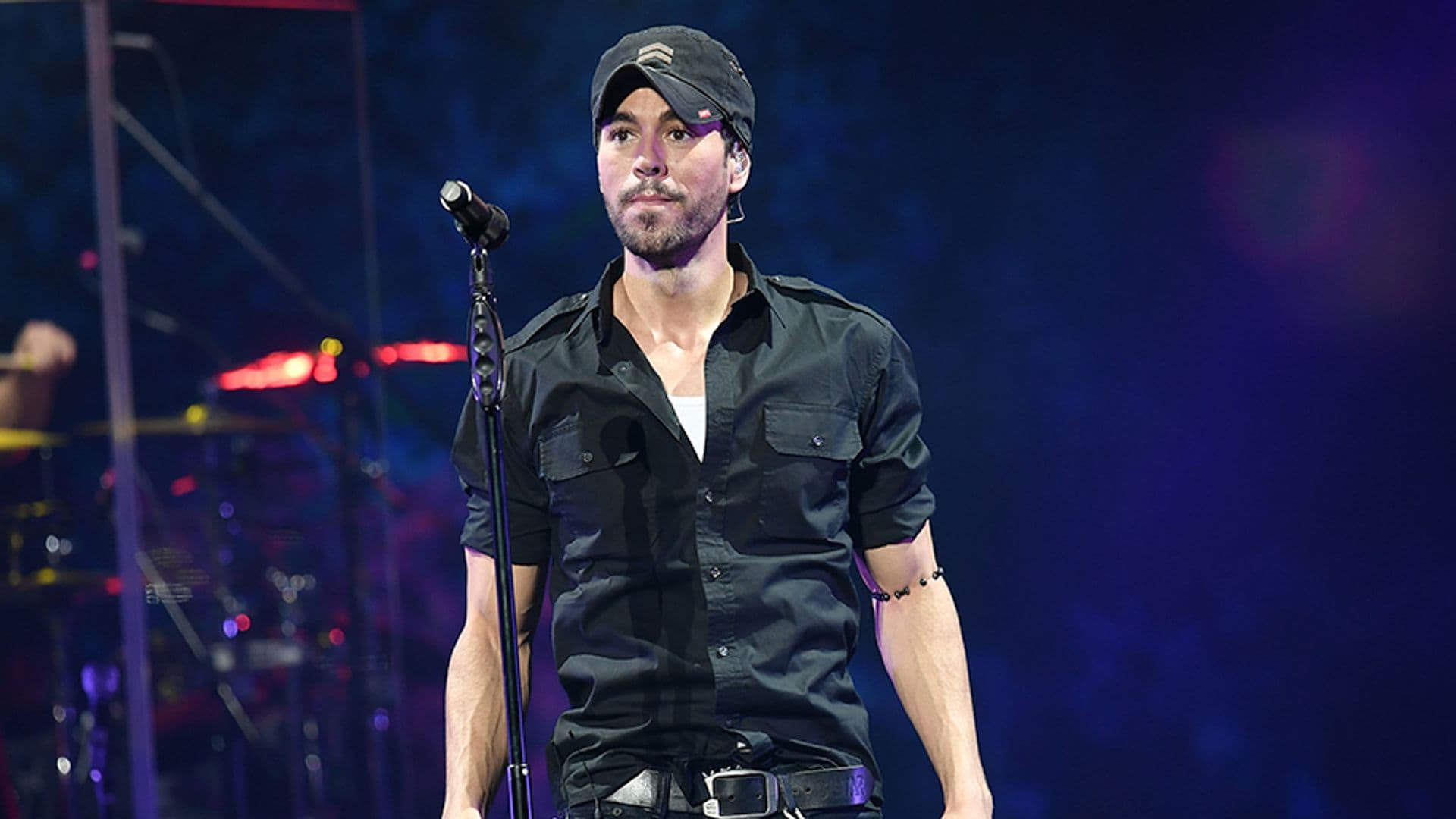 Enrique Iglesias muestra su lado más paternal con un pequeño fan