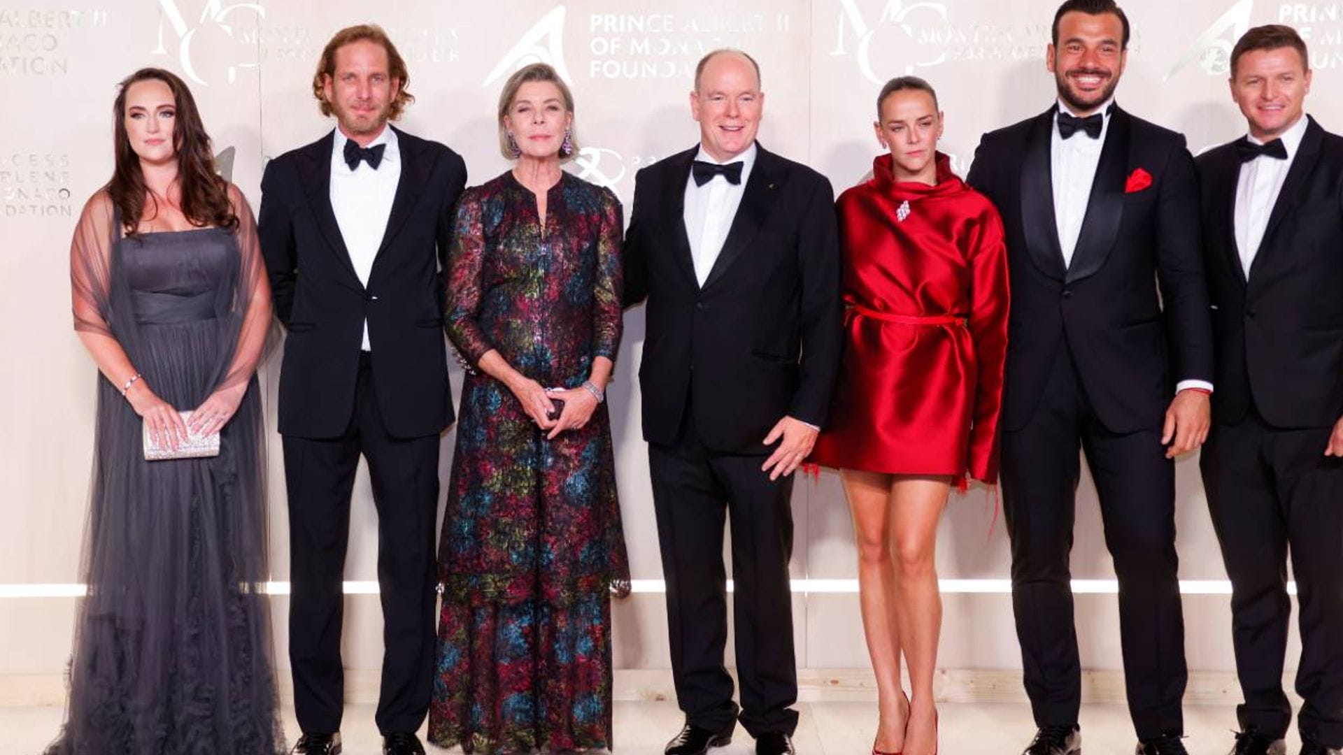 Alberto de Mónaco, junto a su hermana Carolina, anfitrión de una gala por el planeta marcada por la ausencia de la princesa Charlene