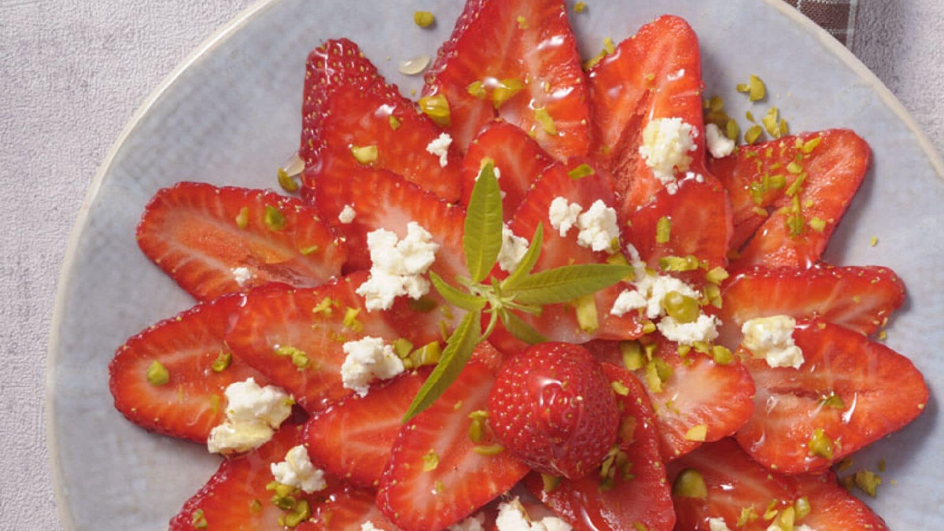 'Carpaccio' de fresas con queso y pistachos