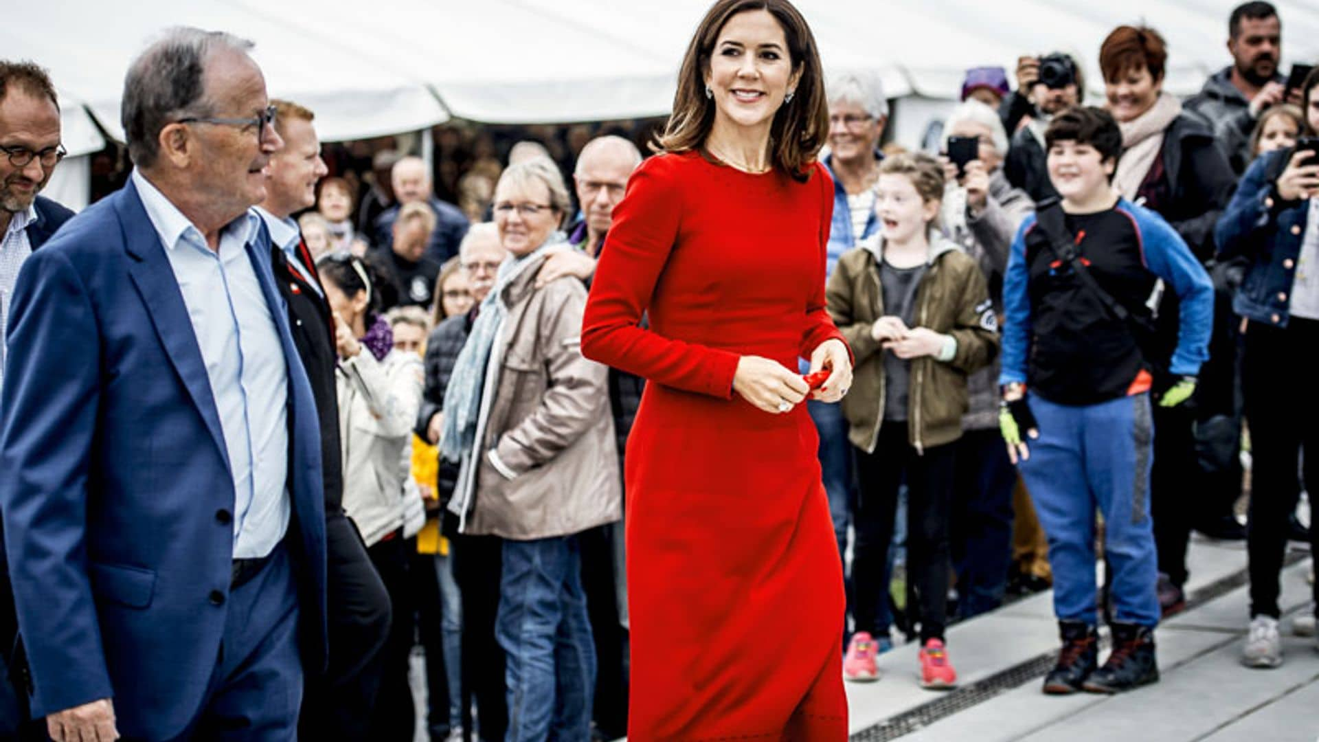 Máxima de Holanda, Mary de Dinamarca y el arte de reciclar un mismo vestido rojo