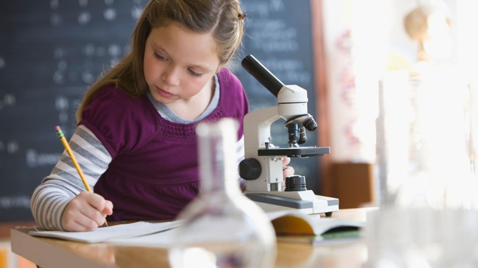 NIña en clase de Ciencias