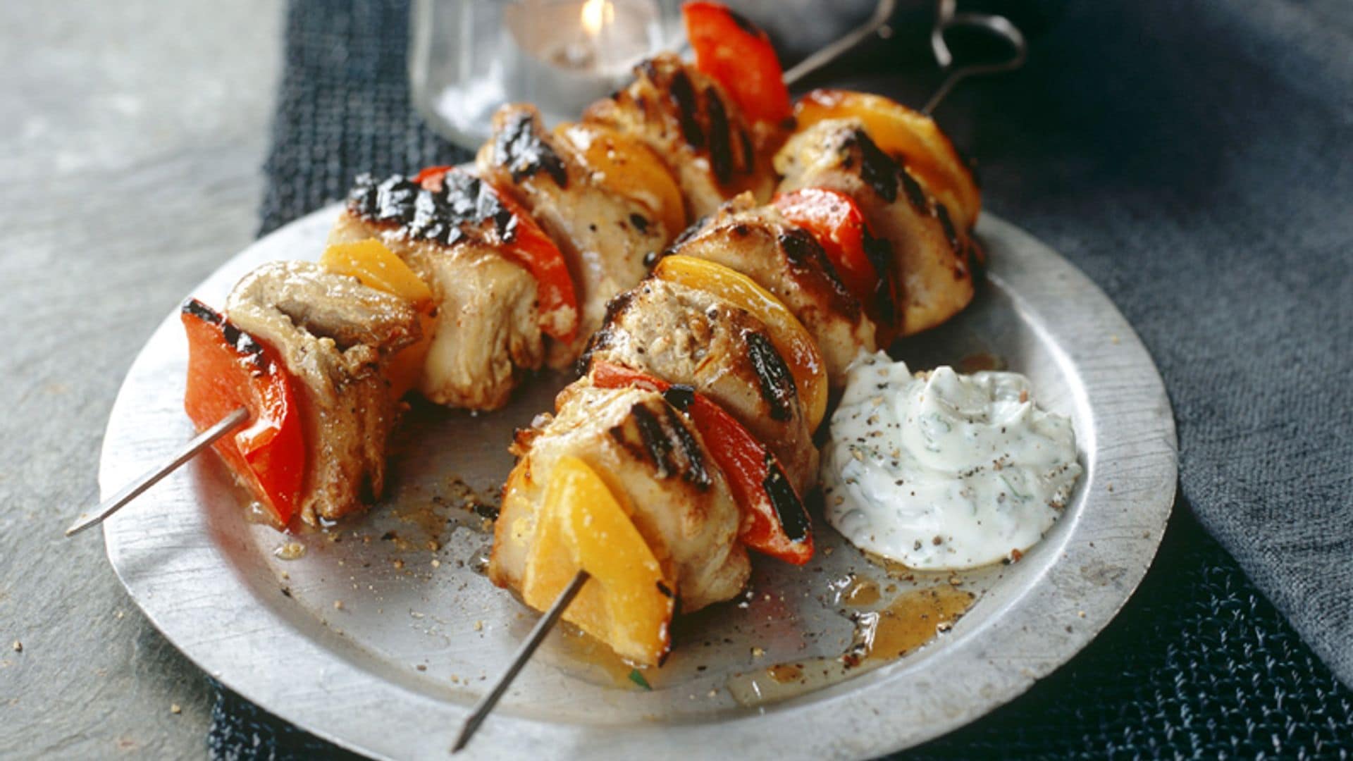 Brochetas de pollo con pimientos y salsa ligera de yogur