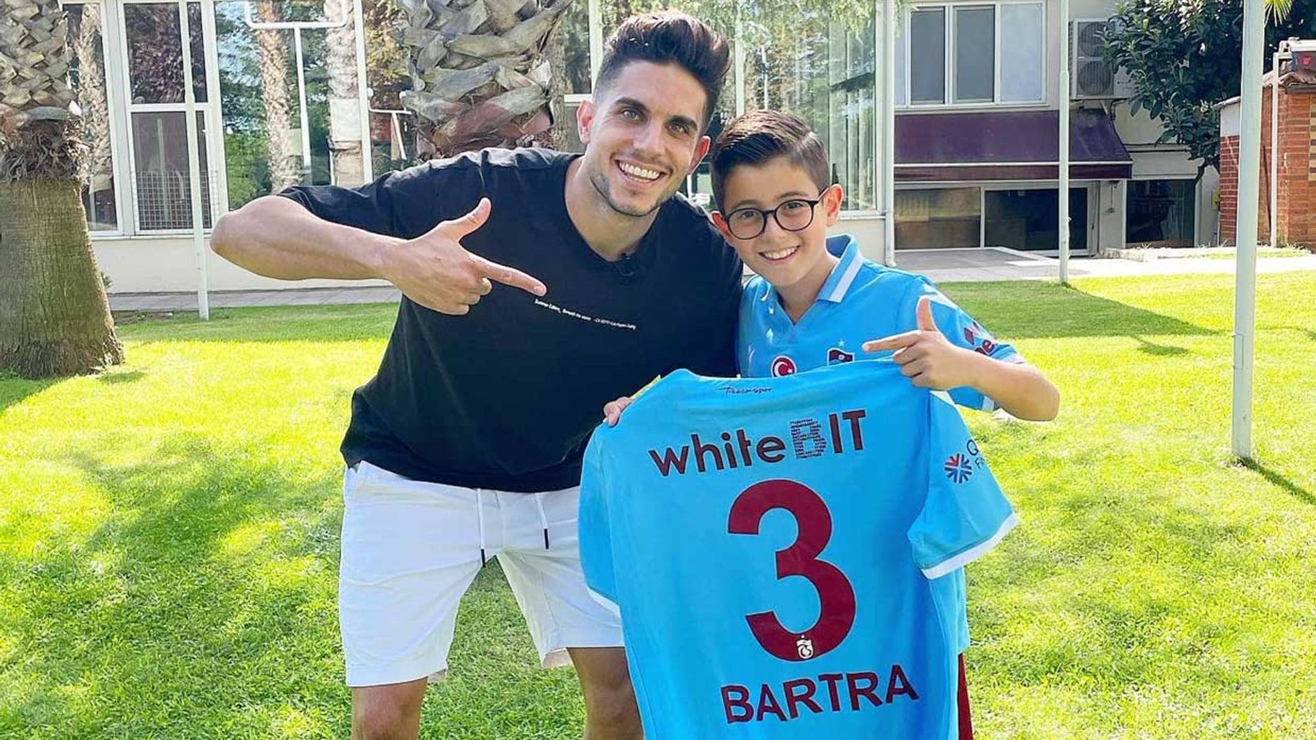 El tierno gesto de Marc Bartra con un aficionado de 10 años que ha conquistado a medio mundo