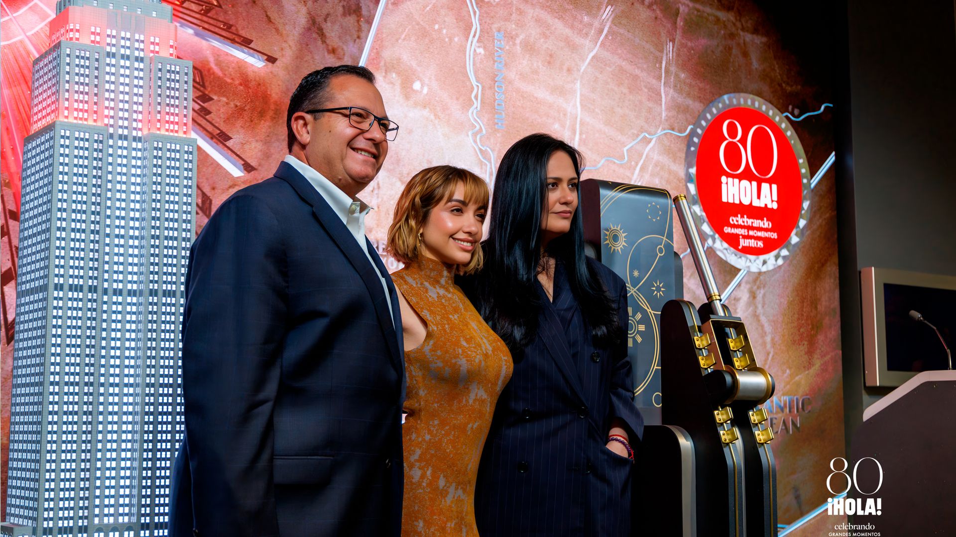 De izquierda a derecha: Jean Yves Ghazi (Presidente del Observatorio del Empire State Building), la artista María Becerra y Nagidmy Márquez Acosta, CCO ¡HOLA! AMERICAS