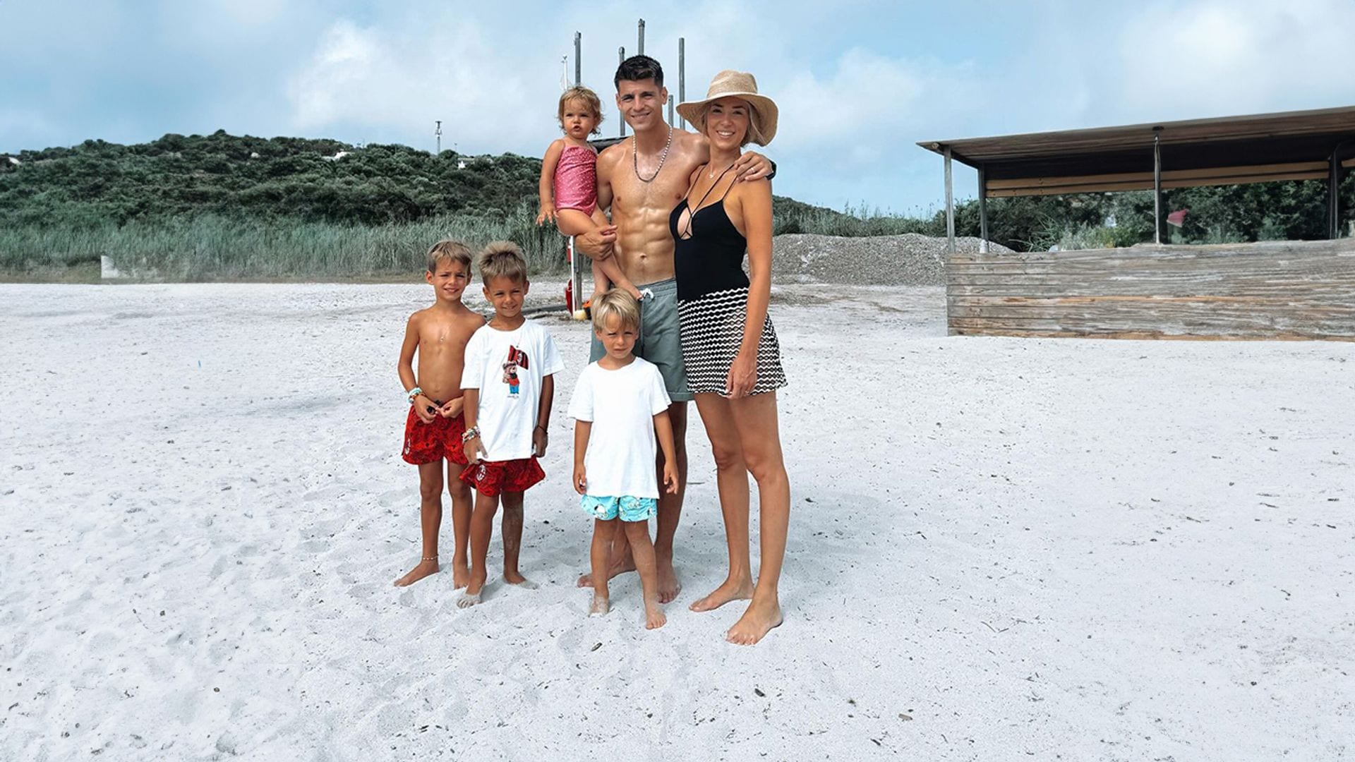 La felicidad de Morata y Alice Campello con sus cuatro hijos en las playas de Cerdeña