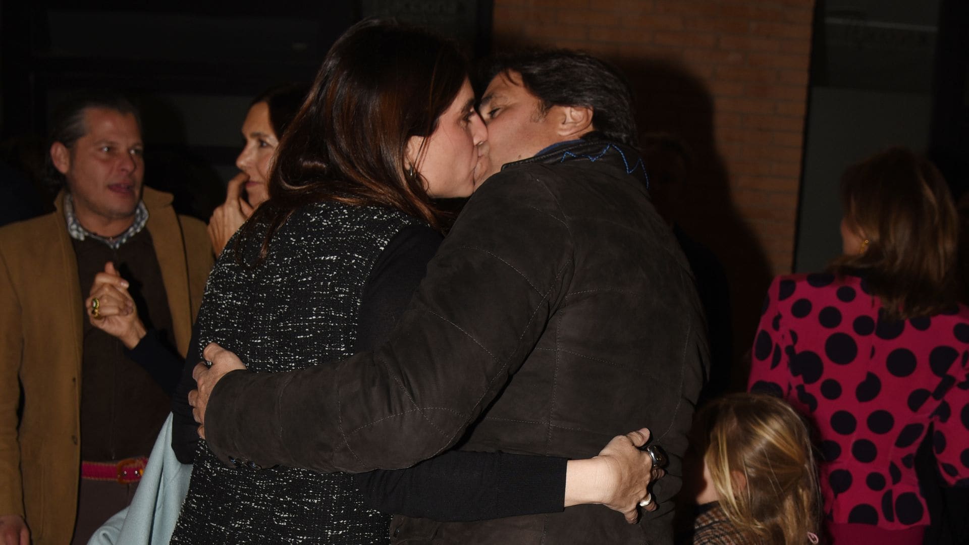 El apasionado beso de Francisco Rivera a Lourdes Montes en una cita clave para la diseñadora