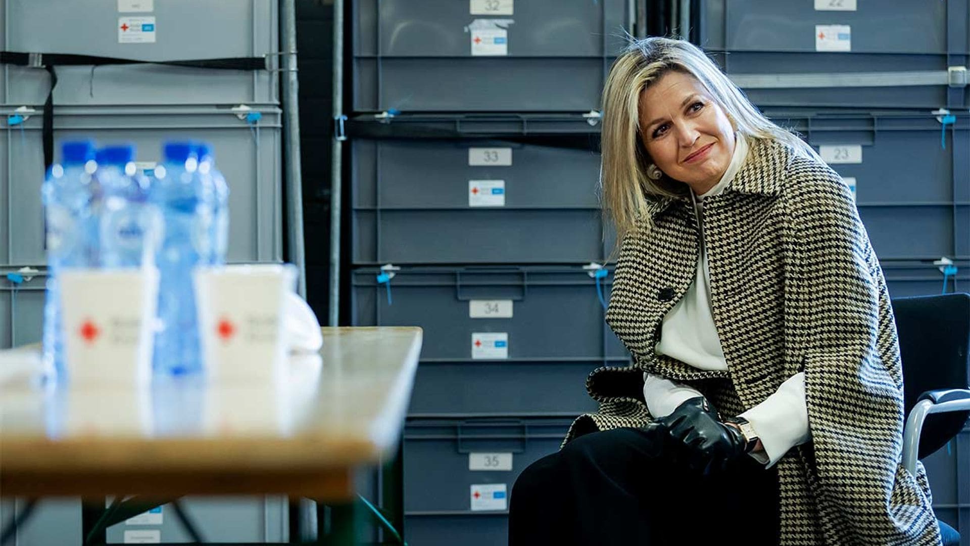 Máxima de Holanda lleva su sonrisa y su cercanía a los voluntarios de Cruz Roja