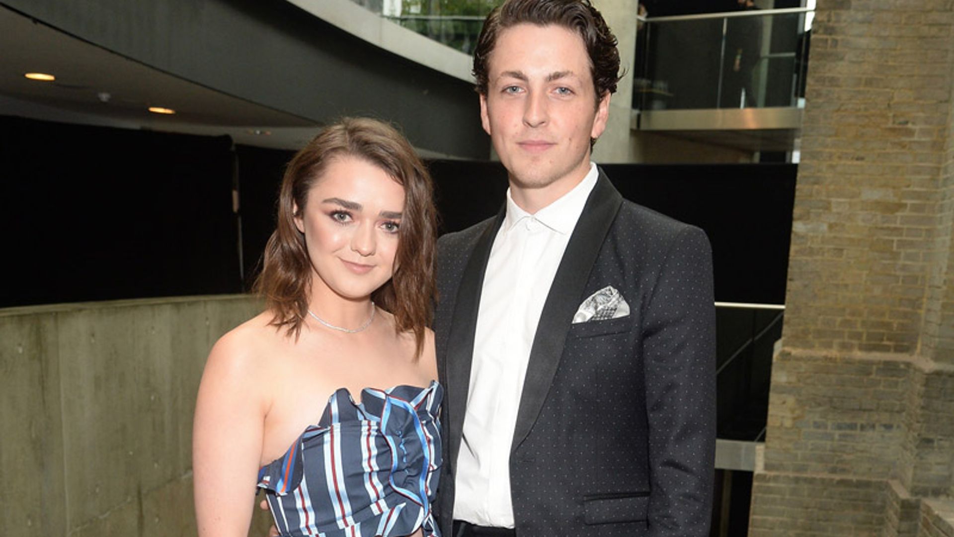 Maisie Williams presume de novio y de estilo 'seventies' en Londres