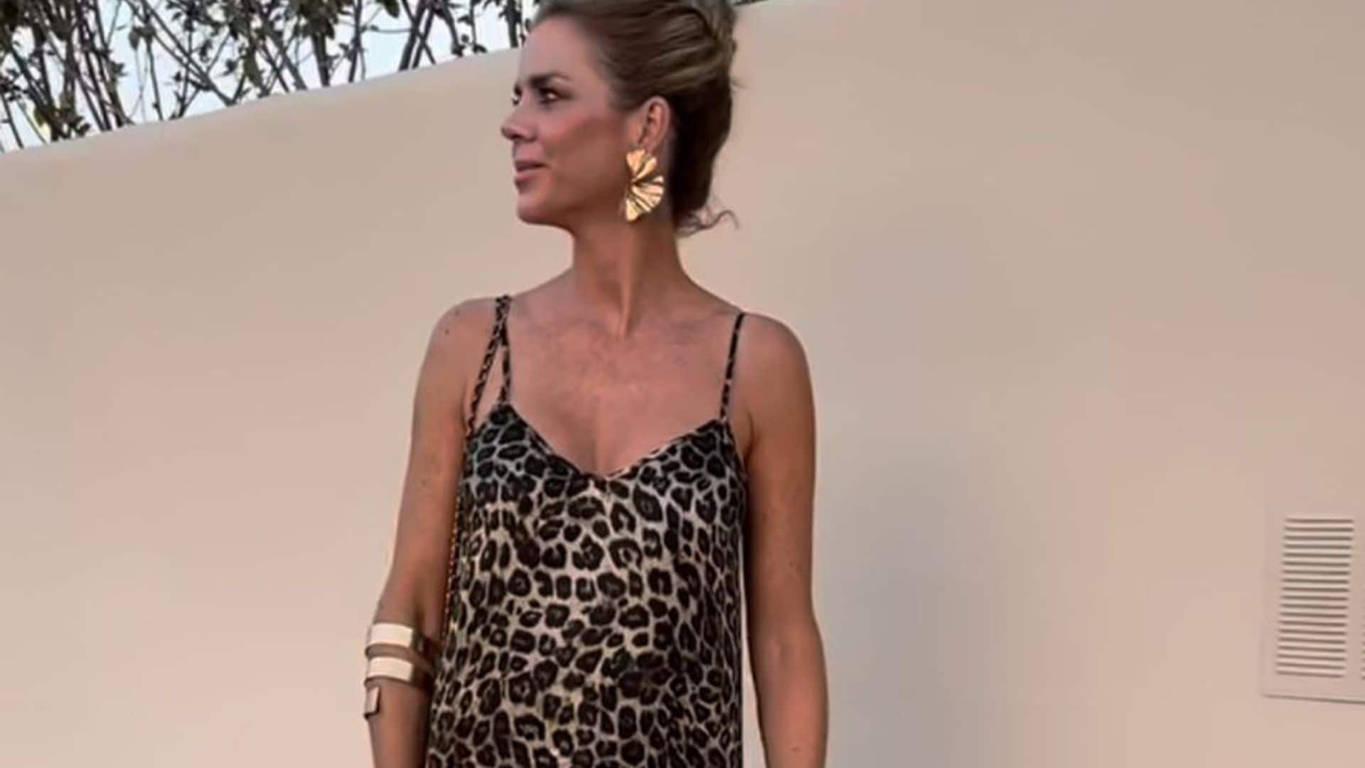 Amelia Bono se atreve con su vestido más salvaje y un bañador con brillantes de Zara en Marbella