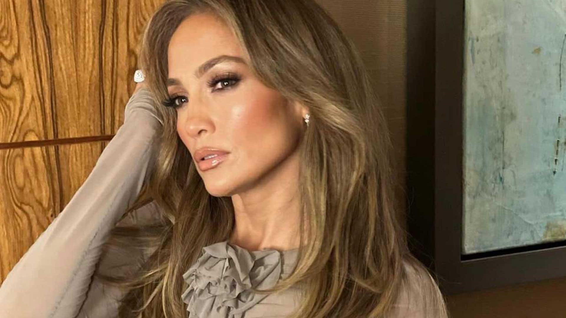 Vestido superajustado y tacones transparentes: el último look de Jennifer Lopez con el que ha arrasado