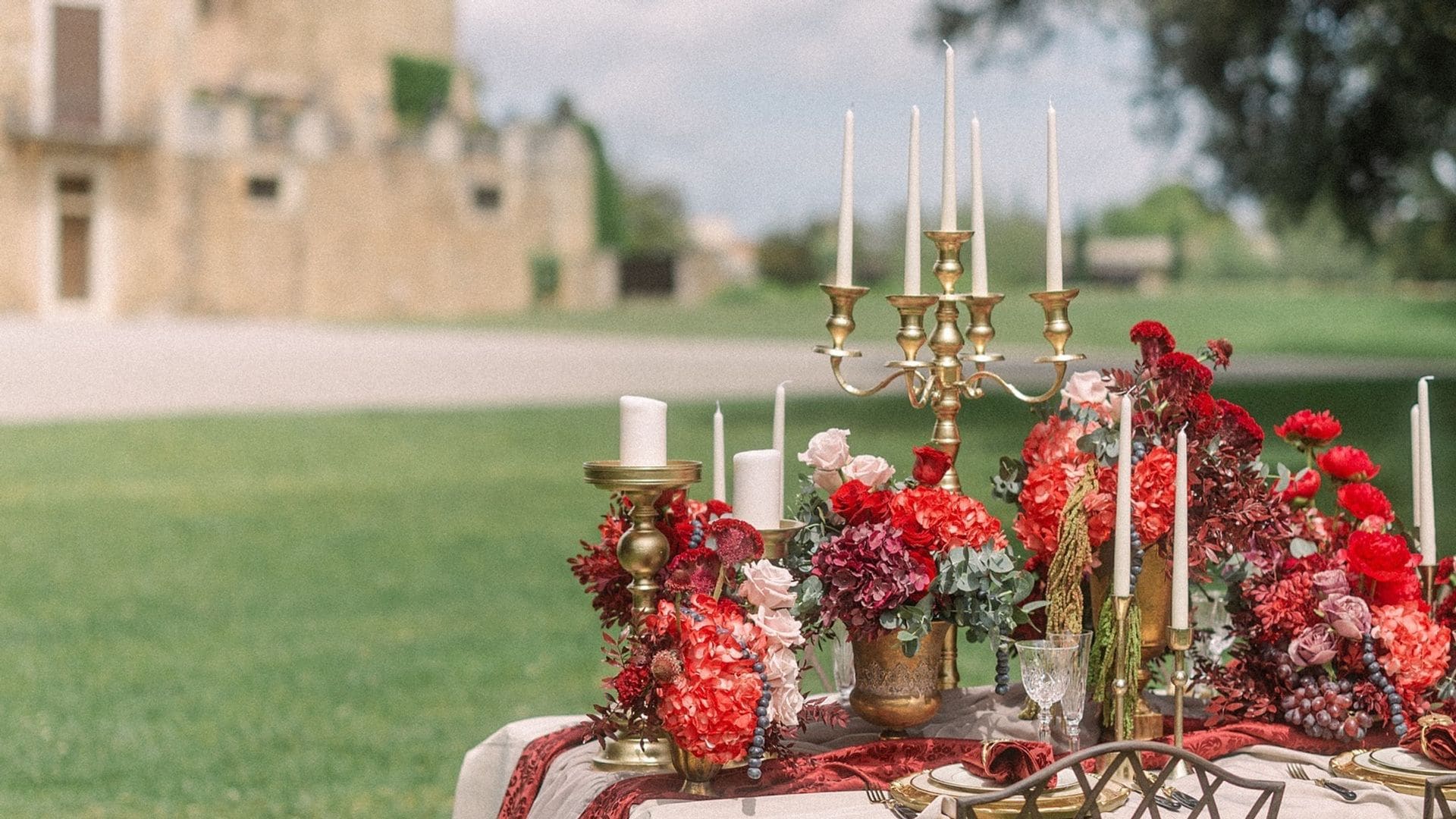 Los candelabros están revolucionando la decoración de bodas y así puedes incorporarlos