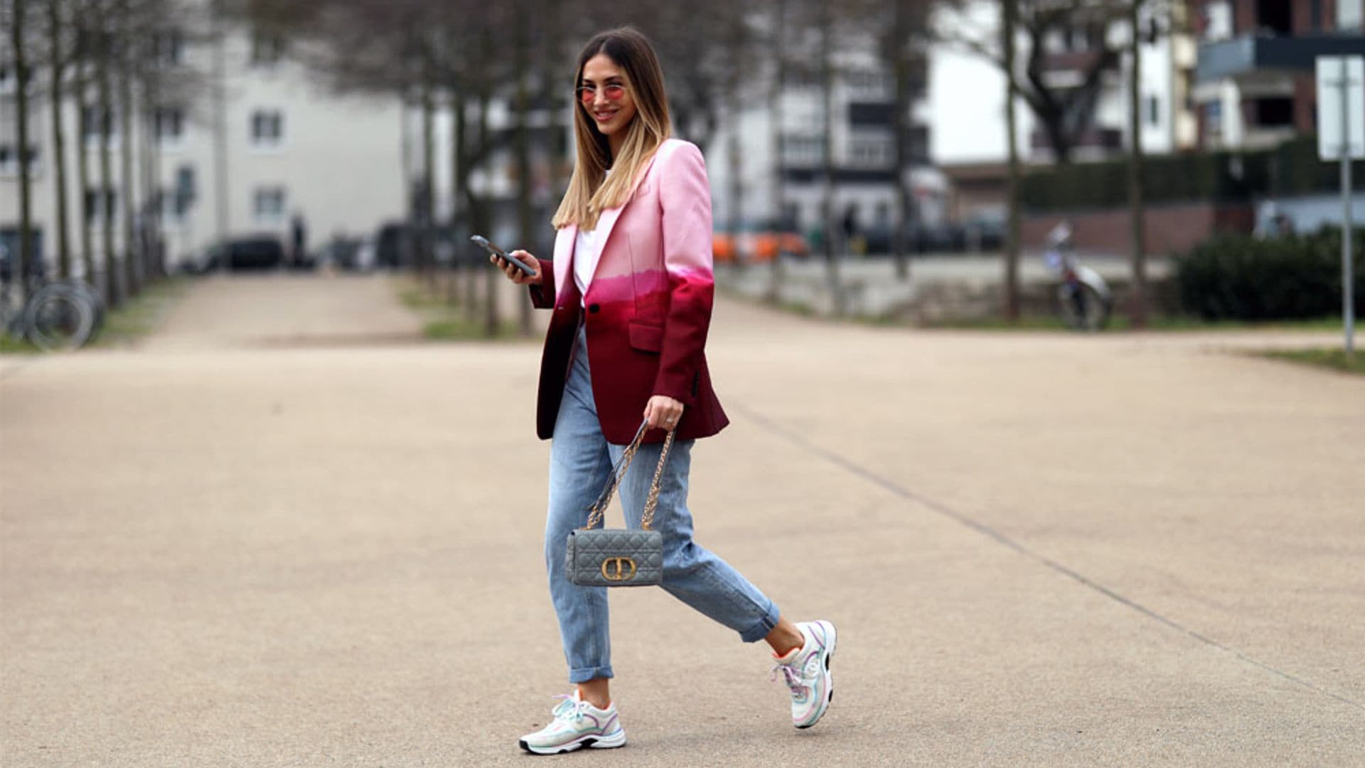 De lunes a domingo: looks de primavera que quedan mejor con zapatillas que con tacones