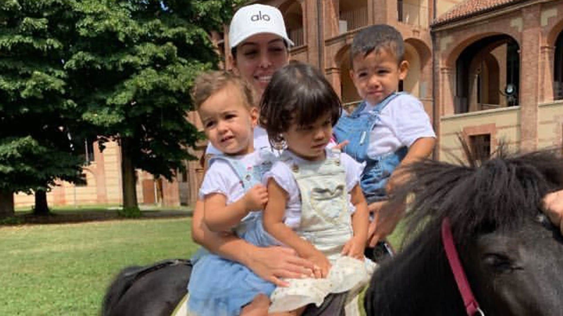 Georgina Rodríguez y sus hijos comienzan el día... ¡con un paseo en poni!