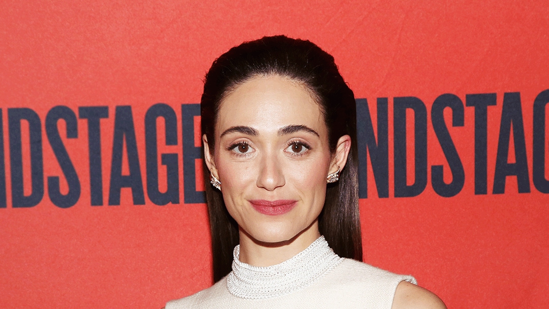 Emmy Rossum presenta nuevo proyecto con el vestido blanco 'midi' perfecto para eventos de otoño