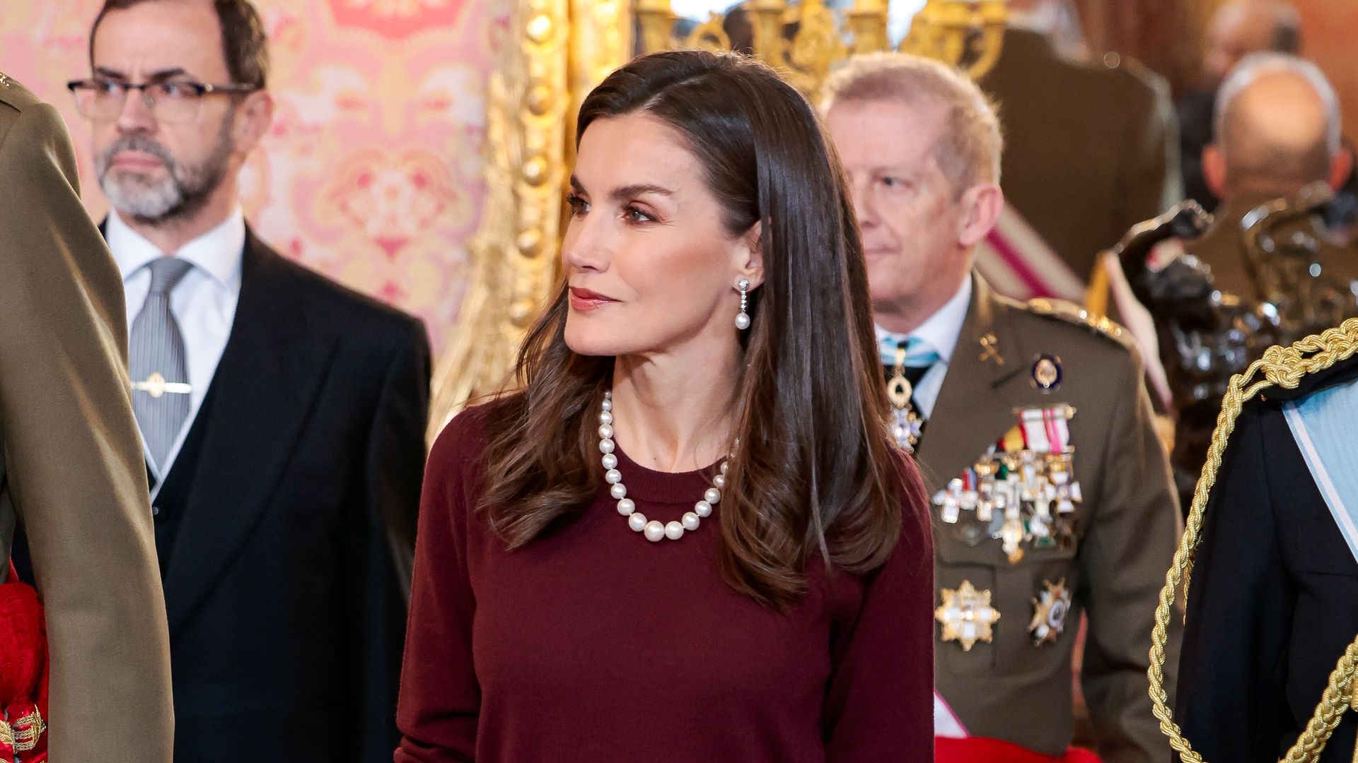 La reina Letizia inaugura su agenda de 2025 con falda reciclada en burdeos y abrigo de pelo