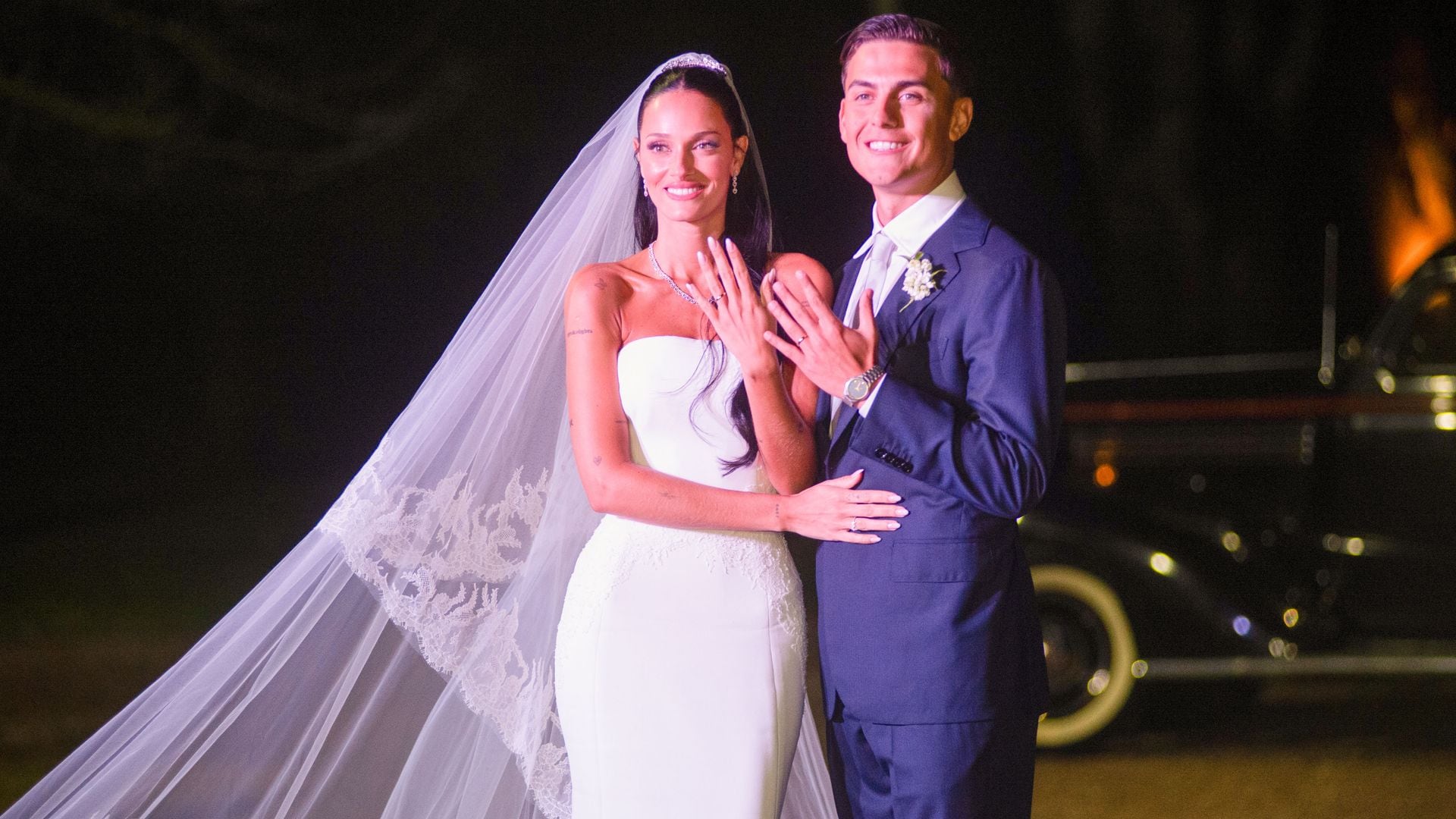 La estrella del fútbol argentino, que juega en el Club Roma italiano y su novia, la bella cantante argentina, se han casado después de seis años de noviazgo