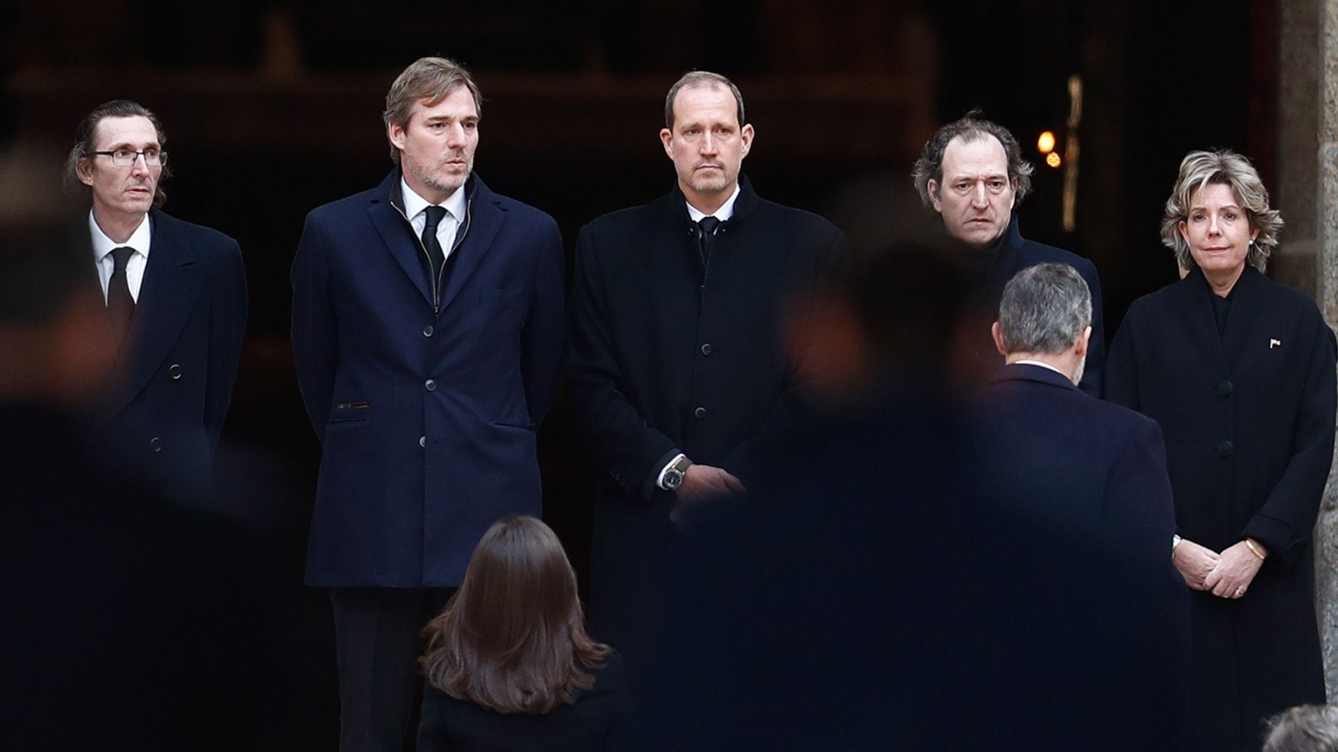 La familia Gómez-Acebo, arropada por los cuatro Reyes y numerosos amigos, despide a la infanta Pilar en el Escorial