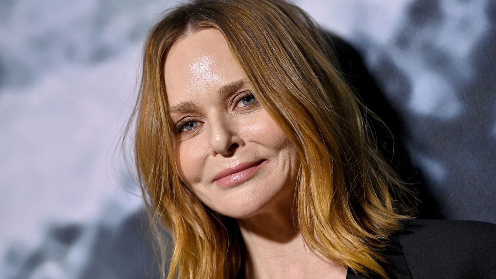 Stella McCartney recibe la conmemoración real por su compromiso con la moda sostenible