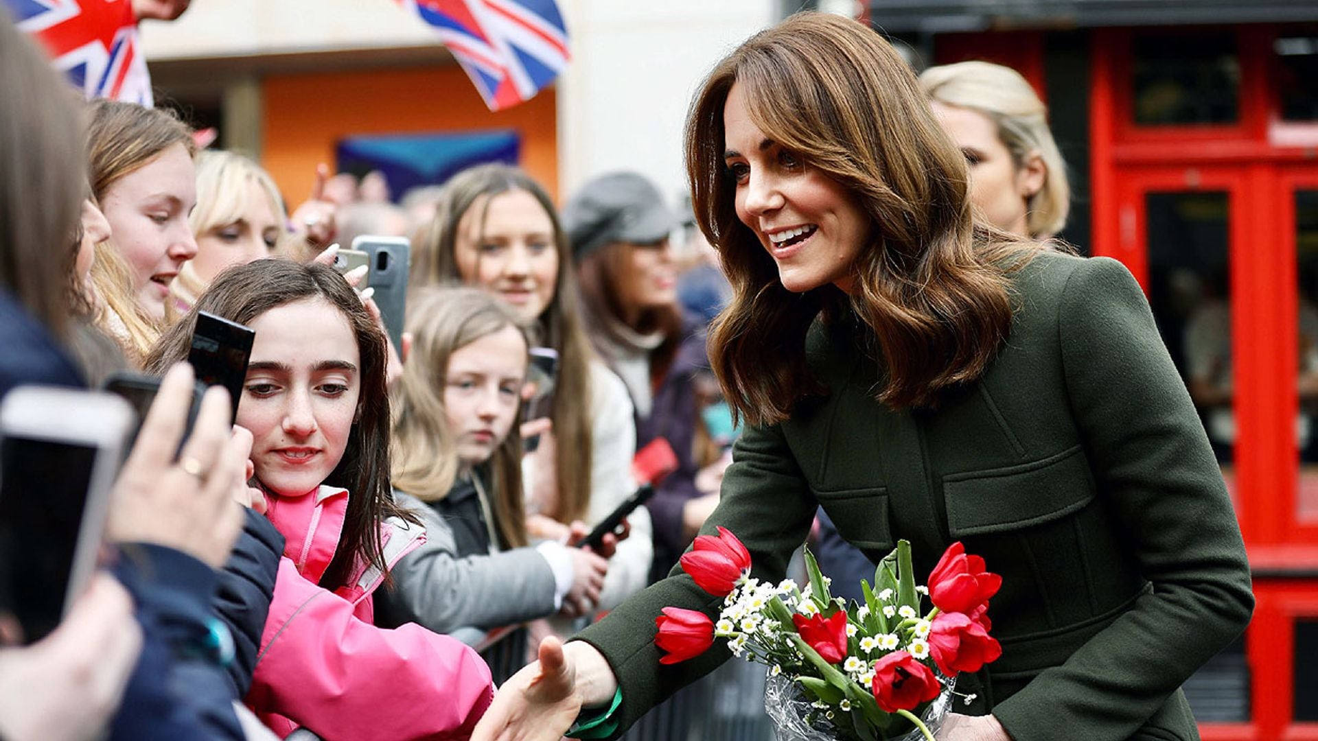 La duquesa de Cambridge y su divertida conversación con una niña como Charlotte