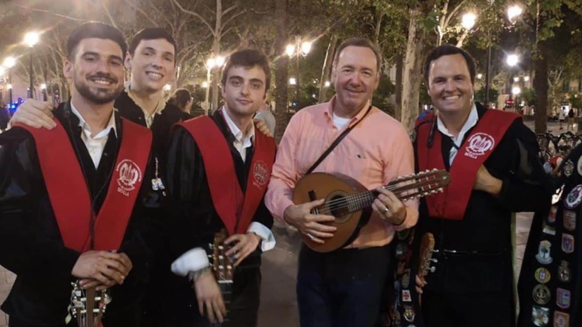 Kevin Spacey, un miembro más de la tuna al ritmo de 'La Bamba'