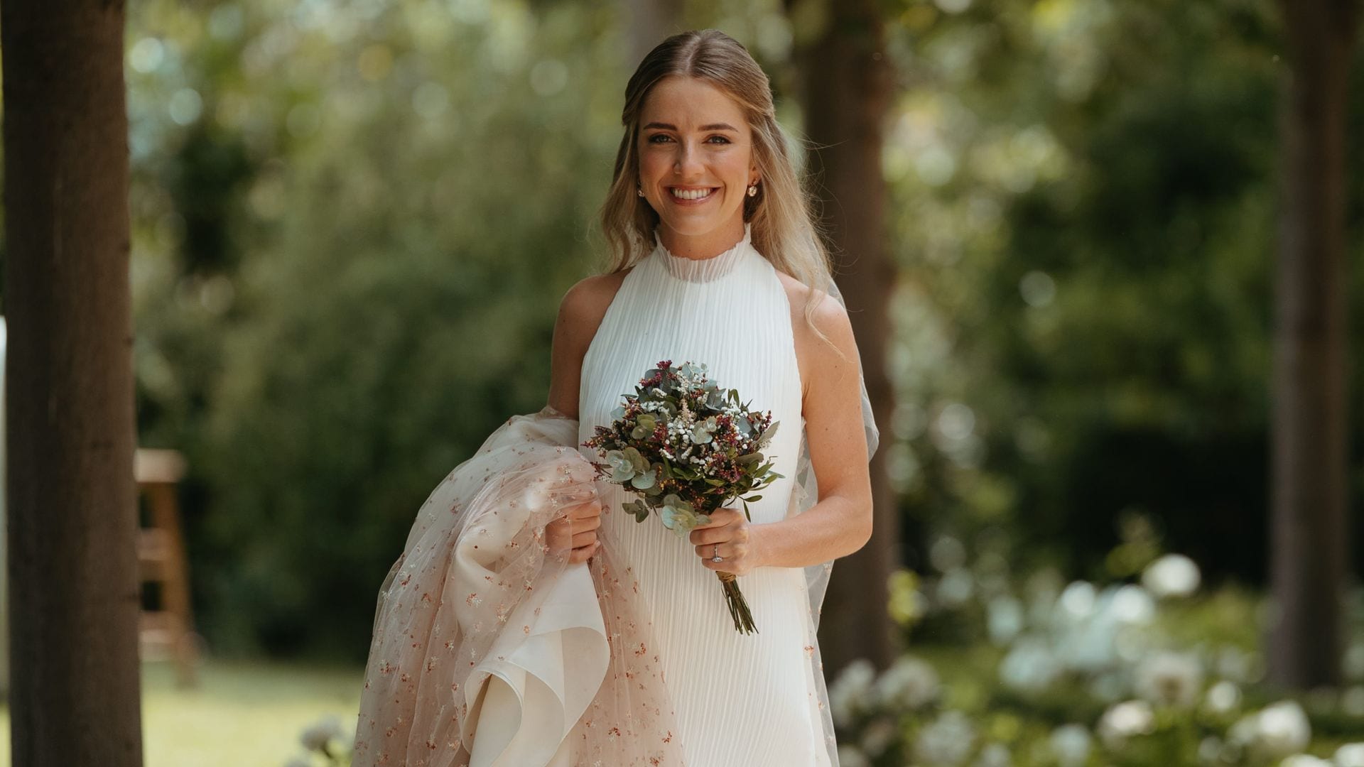 Un vestido de novia 'halter' y velo con flores bordadas para la boda de Pachuca en Segovia