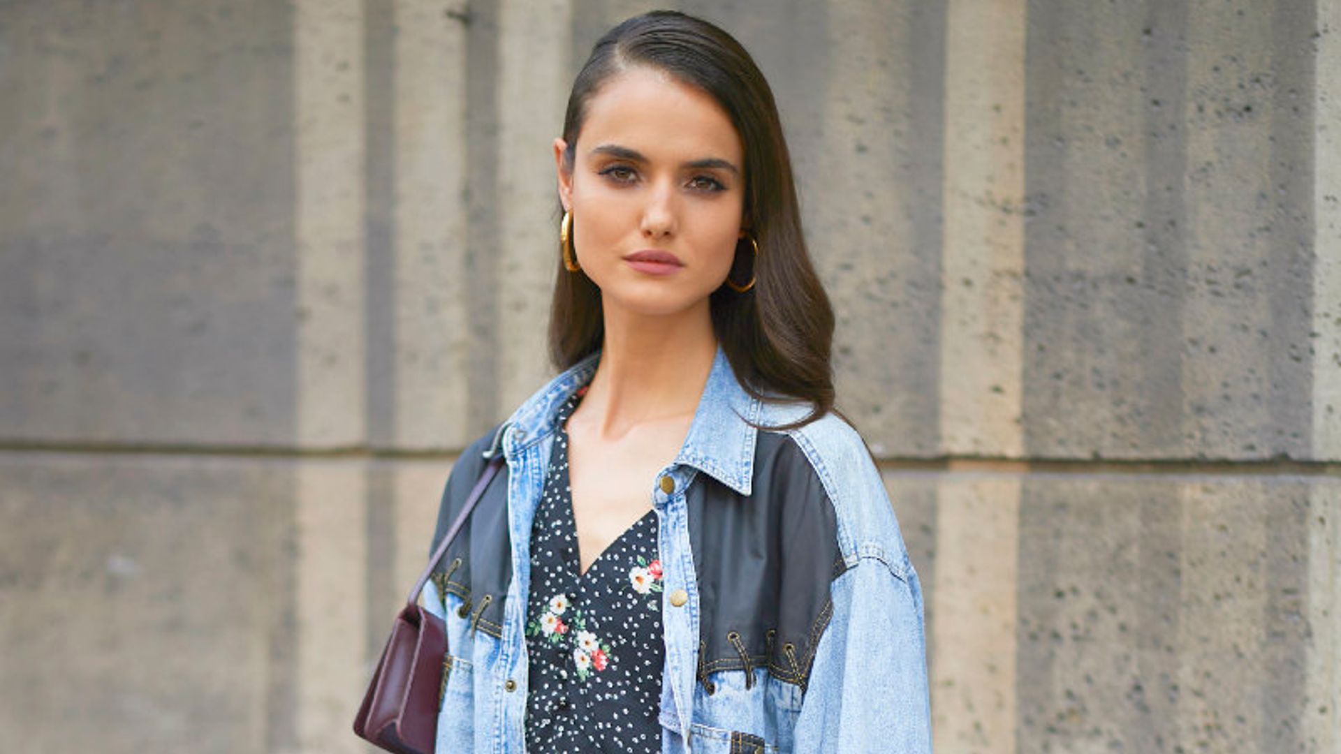 Blanca Padilla reinventa un 'blazer' básico con el accesorio más inesperado