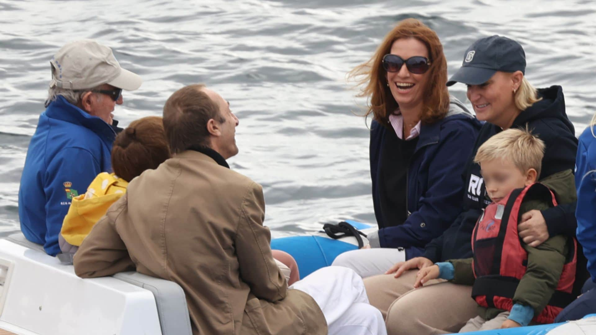 El rey Juan Carlos sale a navegar con su hermana, sus sobrinos María y Alfonso Zurita y el pequeño Carlos