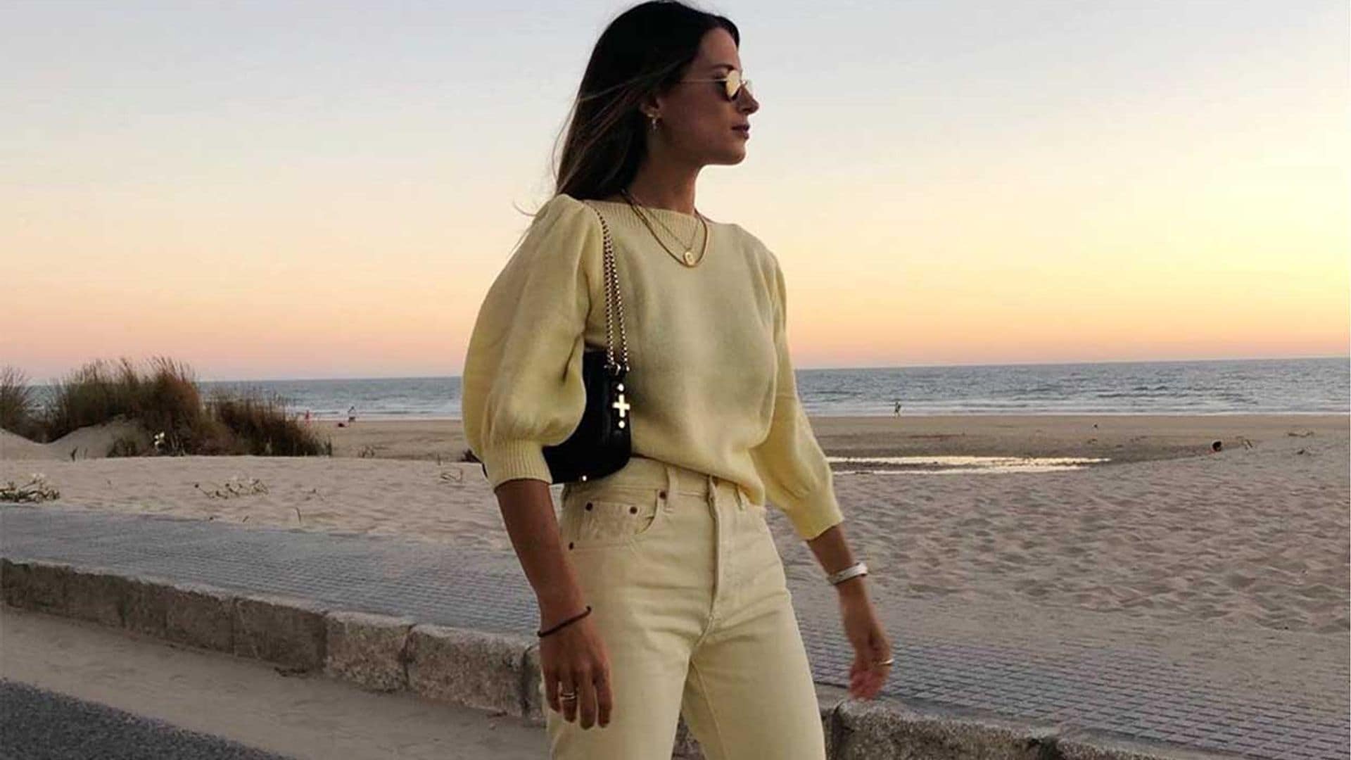 Vaqueros 'butter yellow', la alternativa a los pantalones de siempre que además potencia el bronceado