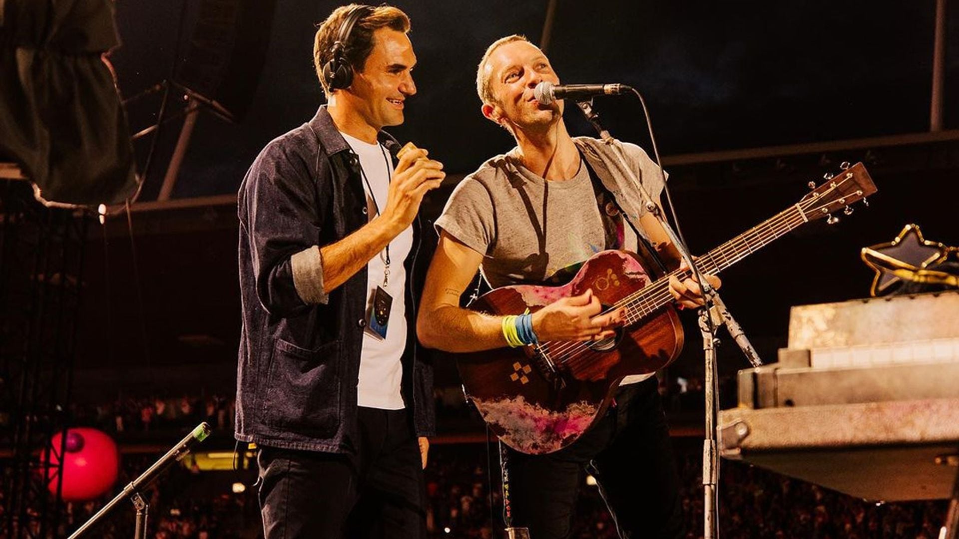 ¡Sorpresa! Roger Federer se une a Coldplay para tocar en un concierto