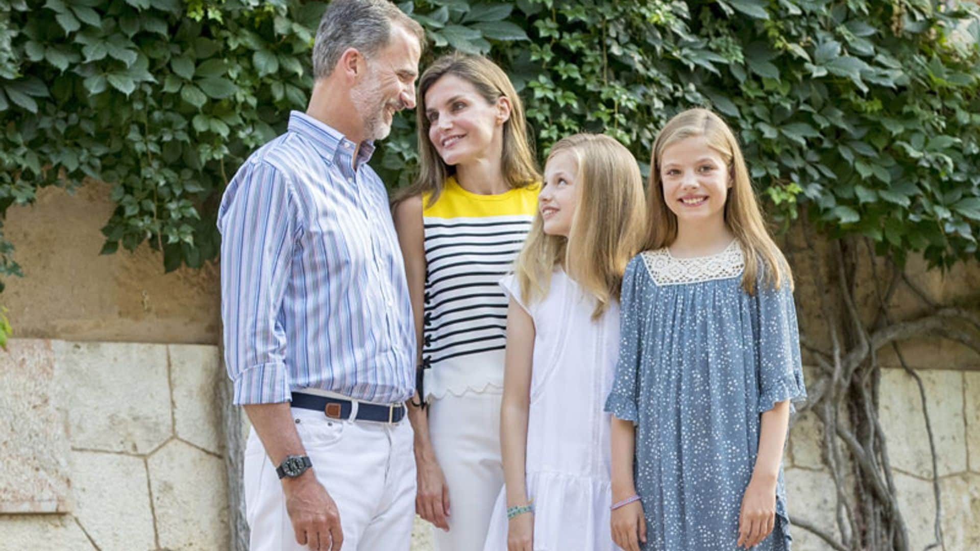 En vídeo: la complicidad de los Reyes y la naturalidad de sus hijas en su posado en el Palacio de Marivent