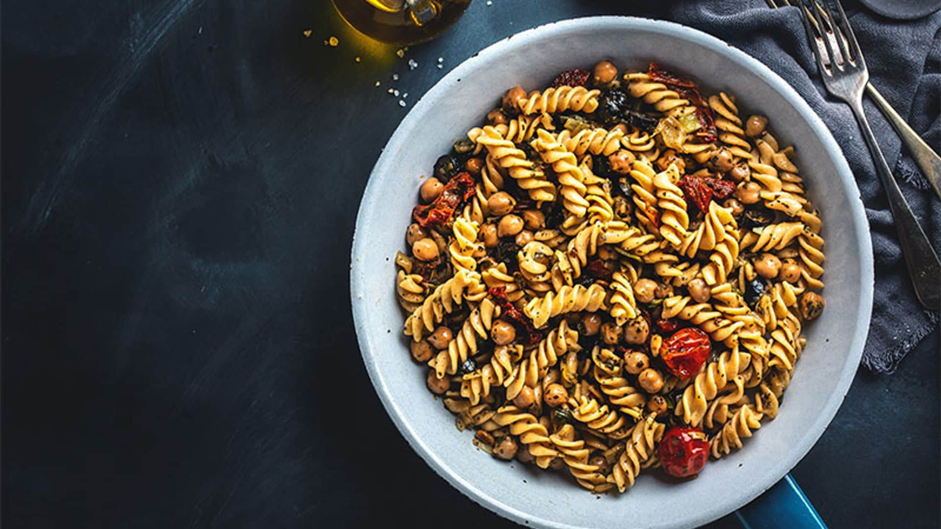 Pasta con garbanzos y vegetales