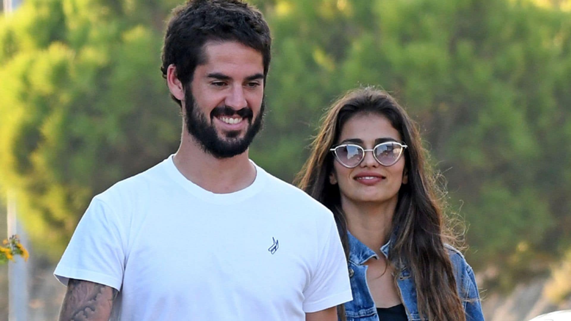 ¡Todo sonrisas! Isco Alarcón y Sara Sálamo pasean su amor por Málaga