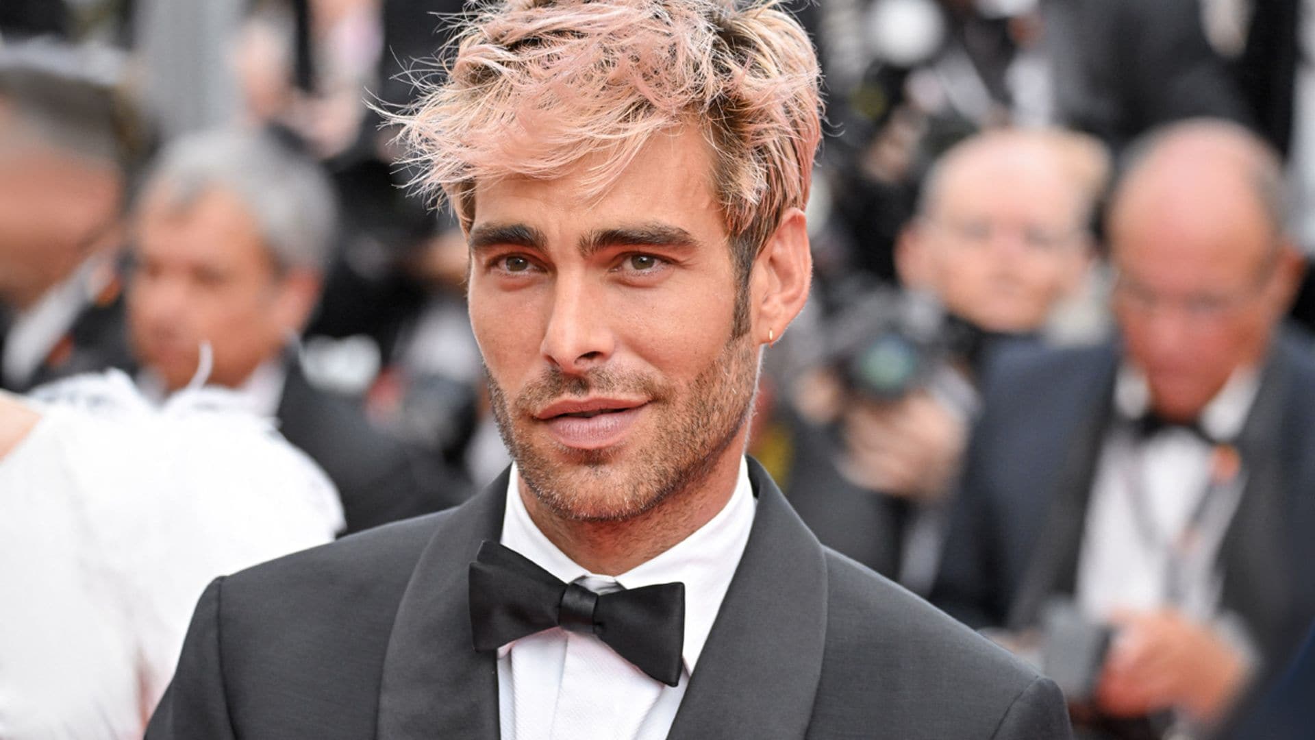 Jon Kortajarena sorprende con el pelo rosa en Cannes