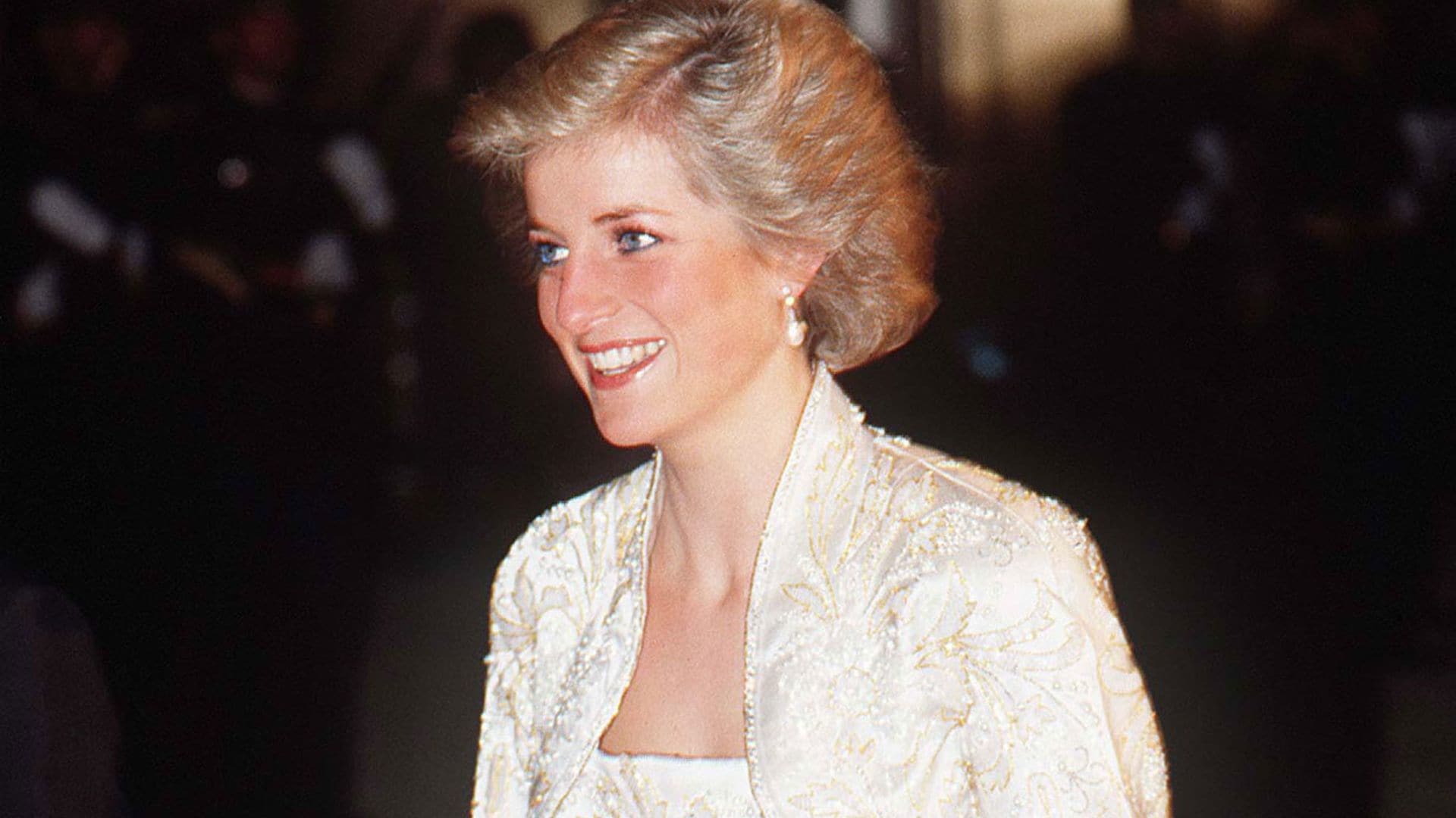 Los símbolos que esconde el vestido de Diana de Gales en el cartel de 'Spencer'