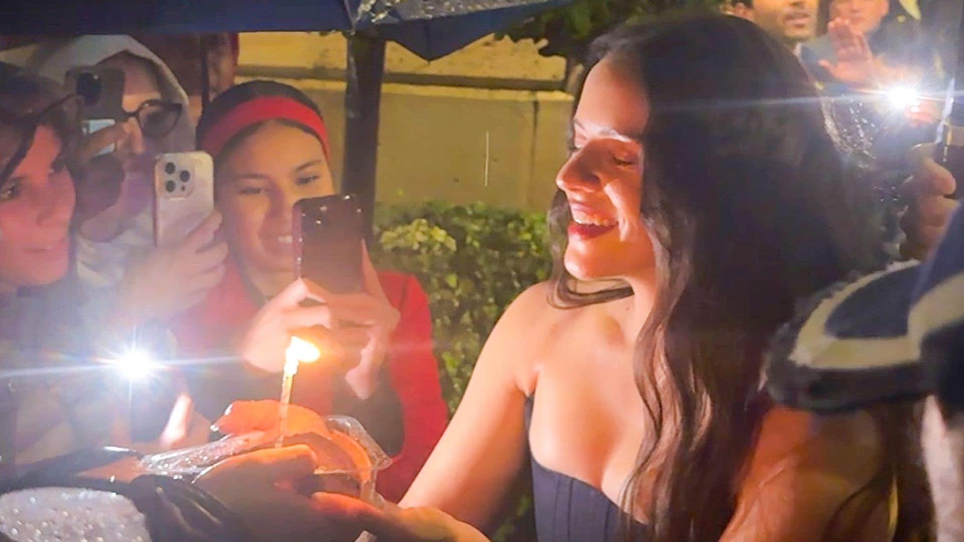 Serenata de sus fans, una fiesta con estrellas y regalos: así fue el festejo de Rosalía por su cumpleaños 32