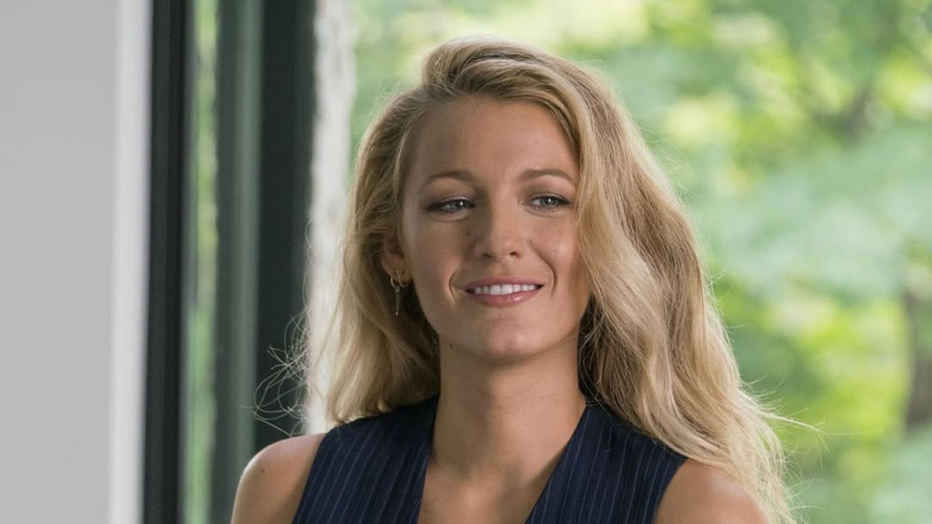 El significado del original bolso en forma de copa que Blake Lively ha llevado para promocionar su nueva película