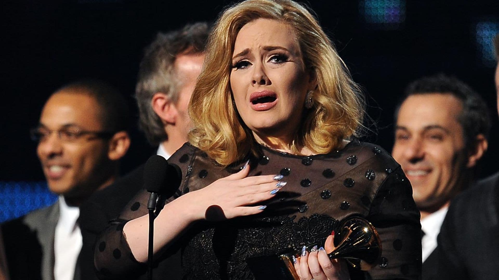 Adele se emociona hasta las lágrimas en pleno concierto por el conmovedor gesto de un fan