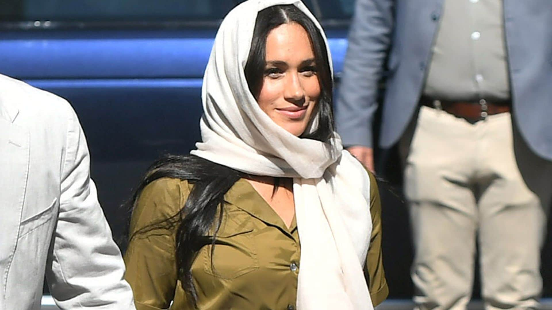 Meghan, imparable en su maratón de estilo con un vestido-gabardina