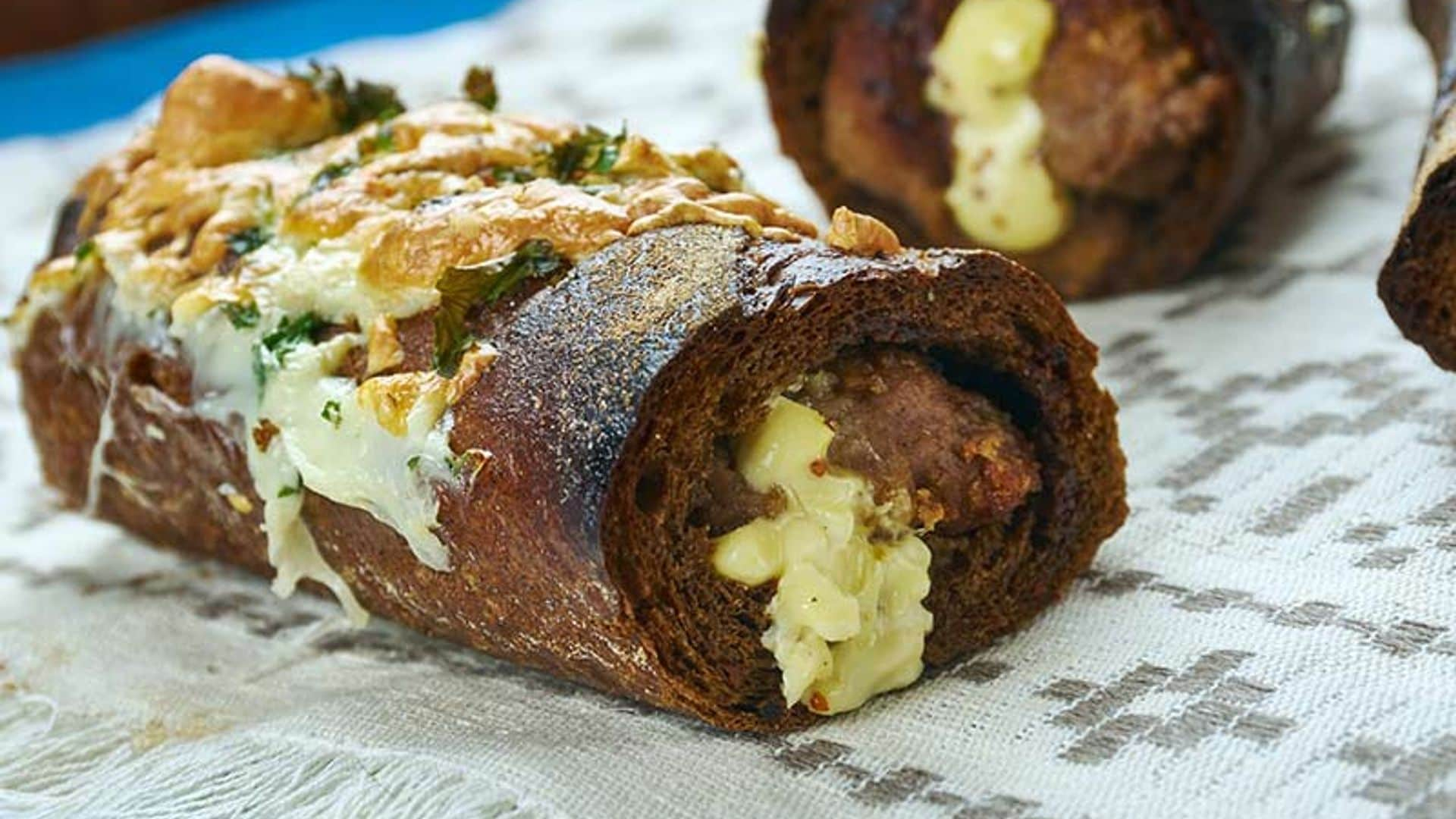 Baguette integral rellena de albóndigas y gratinada con queso