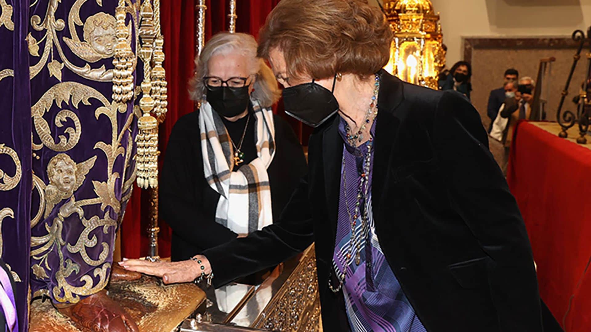La reina Sofía, aclamada en su visita al Cristo de Medinaceli en Madrid